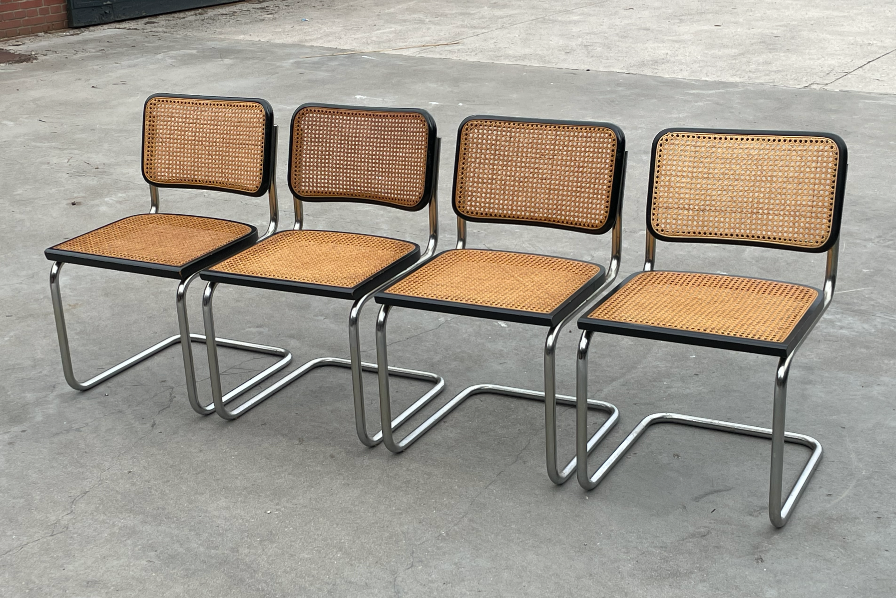 Suite de 4 chaises vintage modèle Cesca B32 en noir et chrome