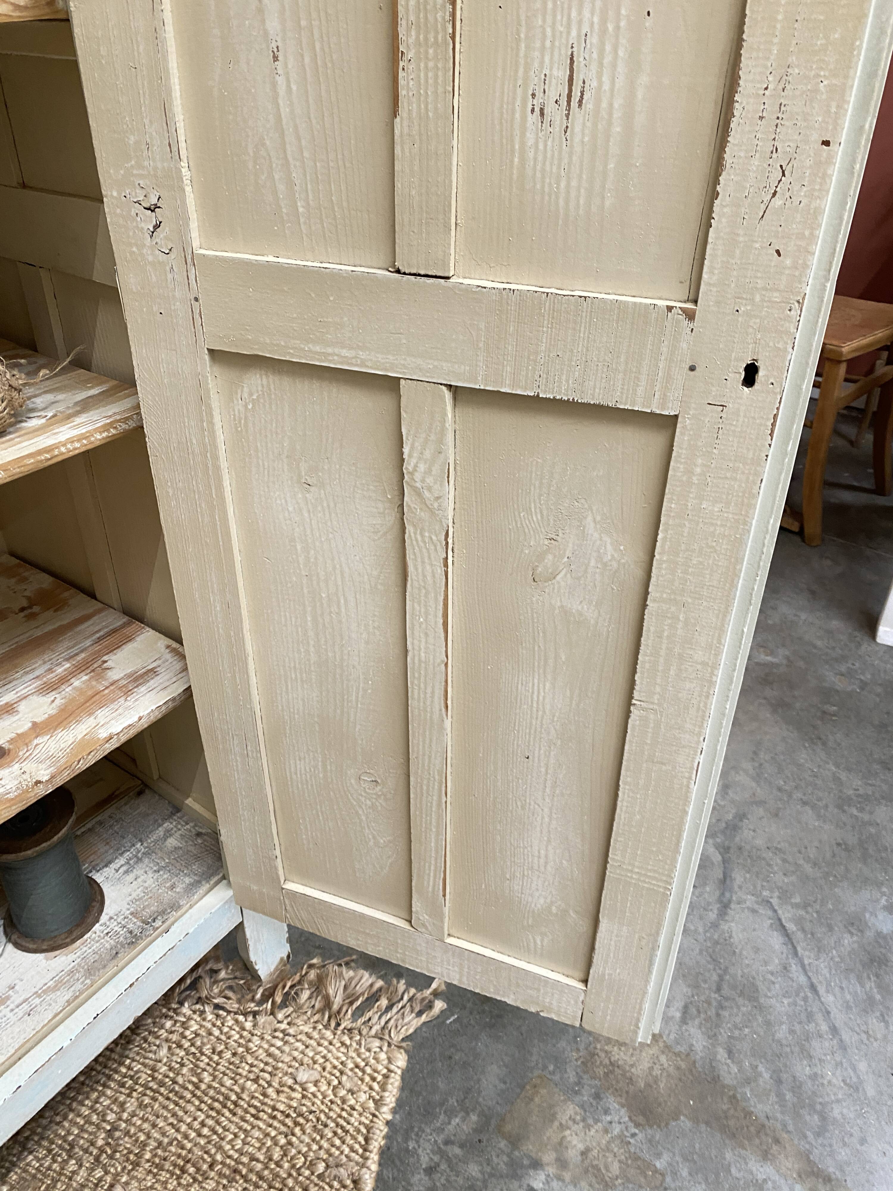 Armoire patinée en bois brut