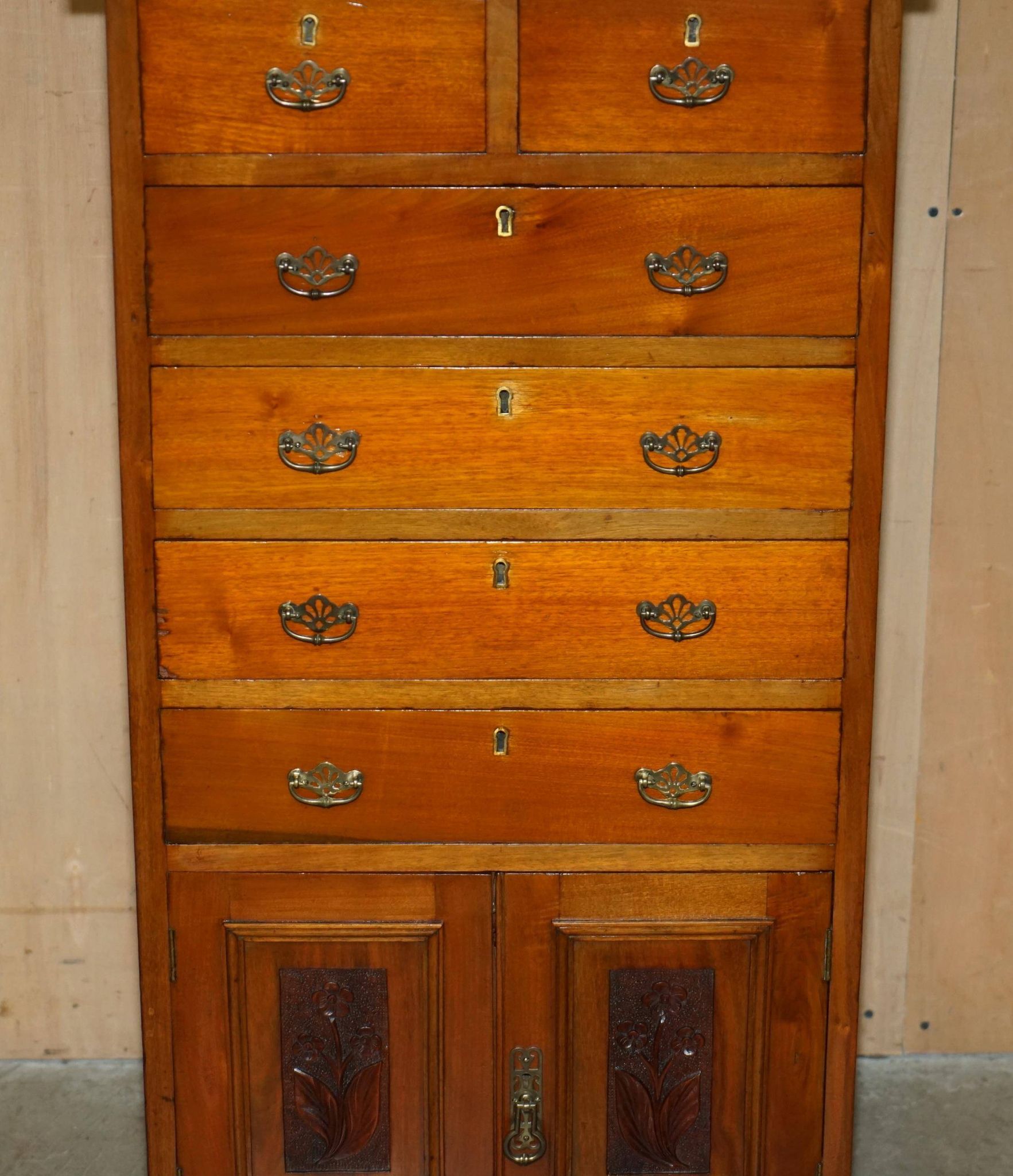 Commode haute victorienne en noyer avec galerie bronzée