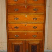 Commode haute victorienne en noyer avec galerie bronzée