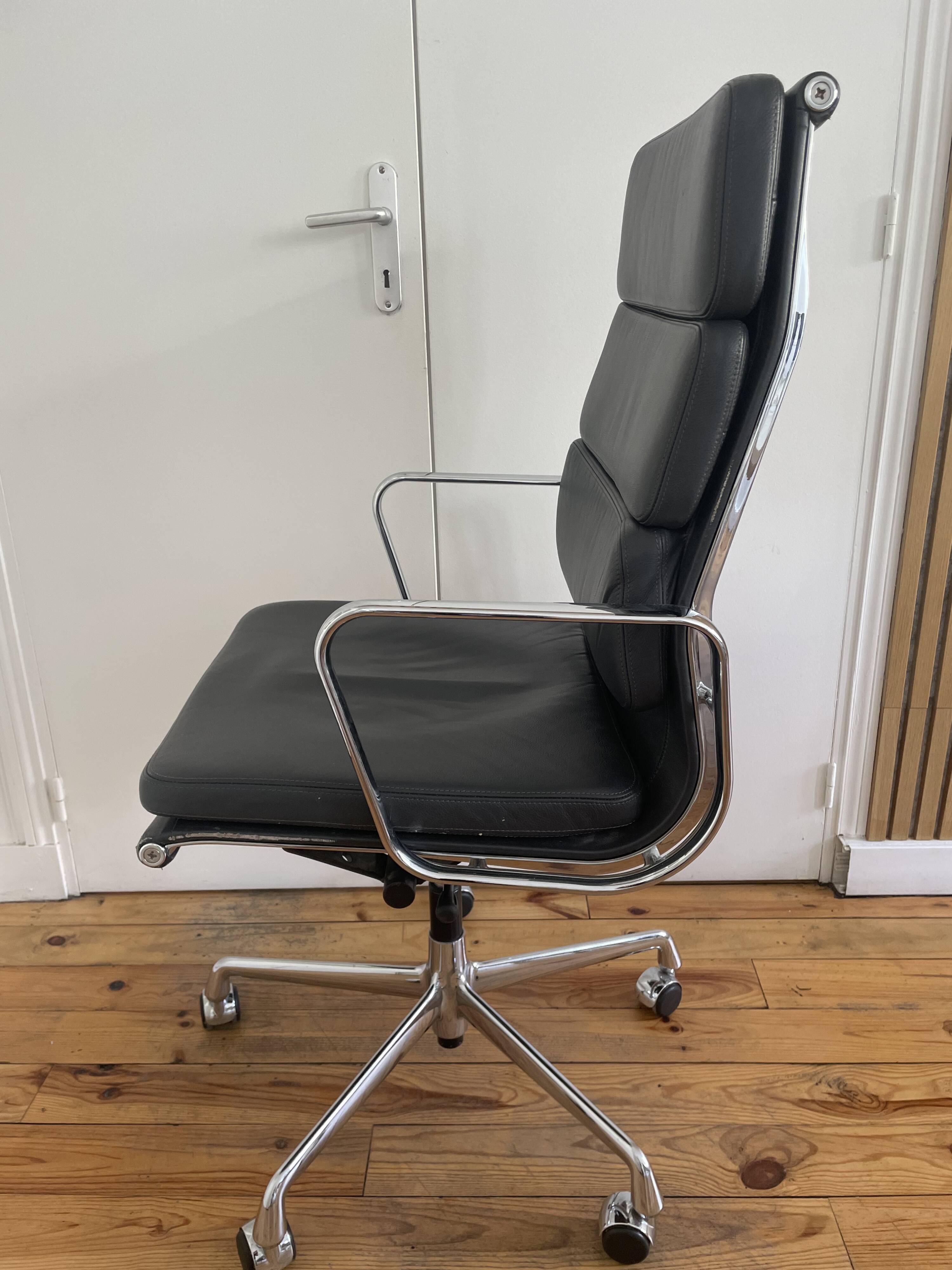 Fauteuil de bureau ea 219 soft pad eames chair by vitra