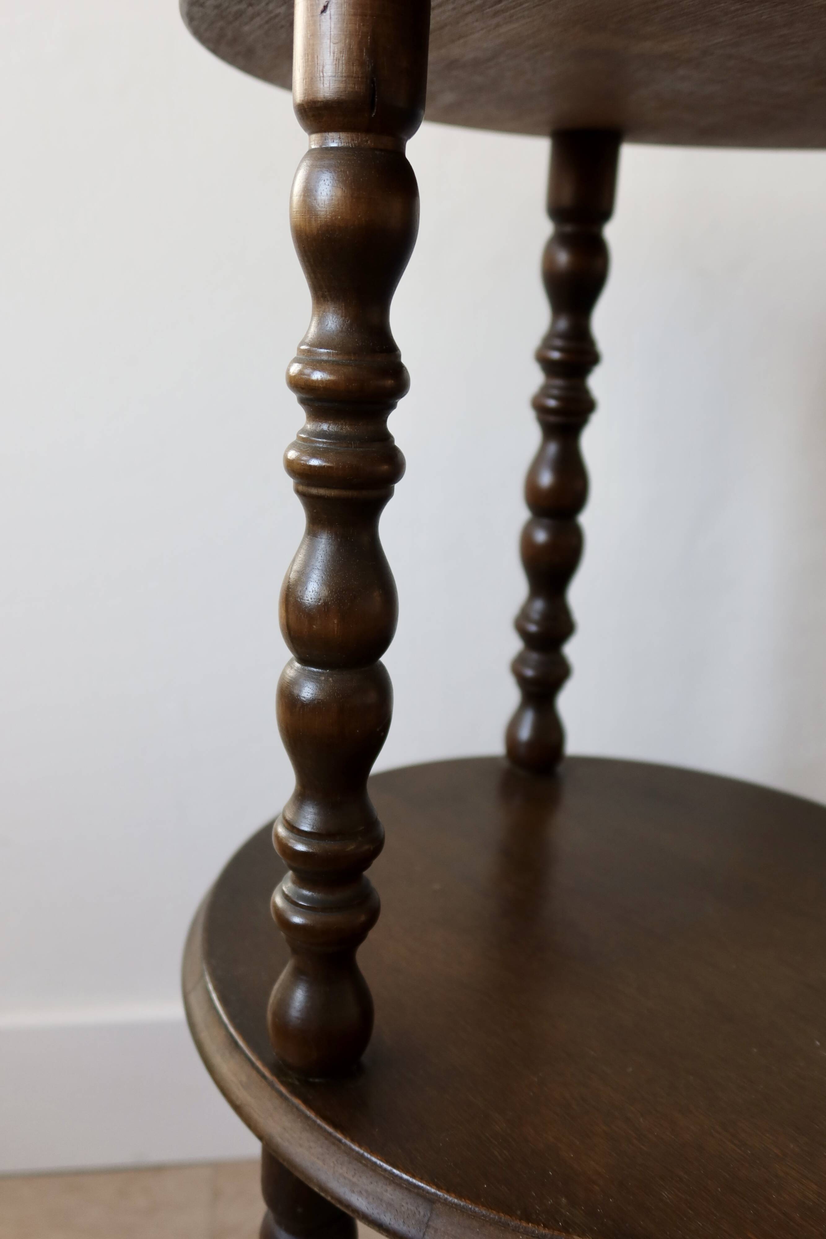 Table d'appoint vintage en bois tourné 3 niveaux