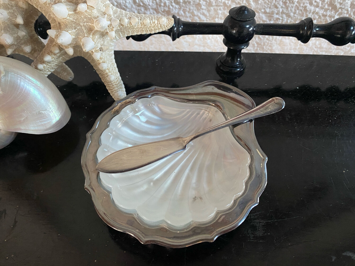 Shell butter dish and its silver-plated knife