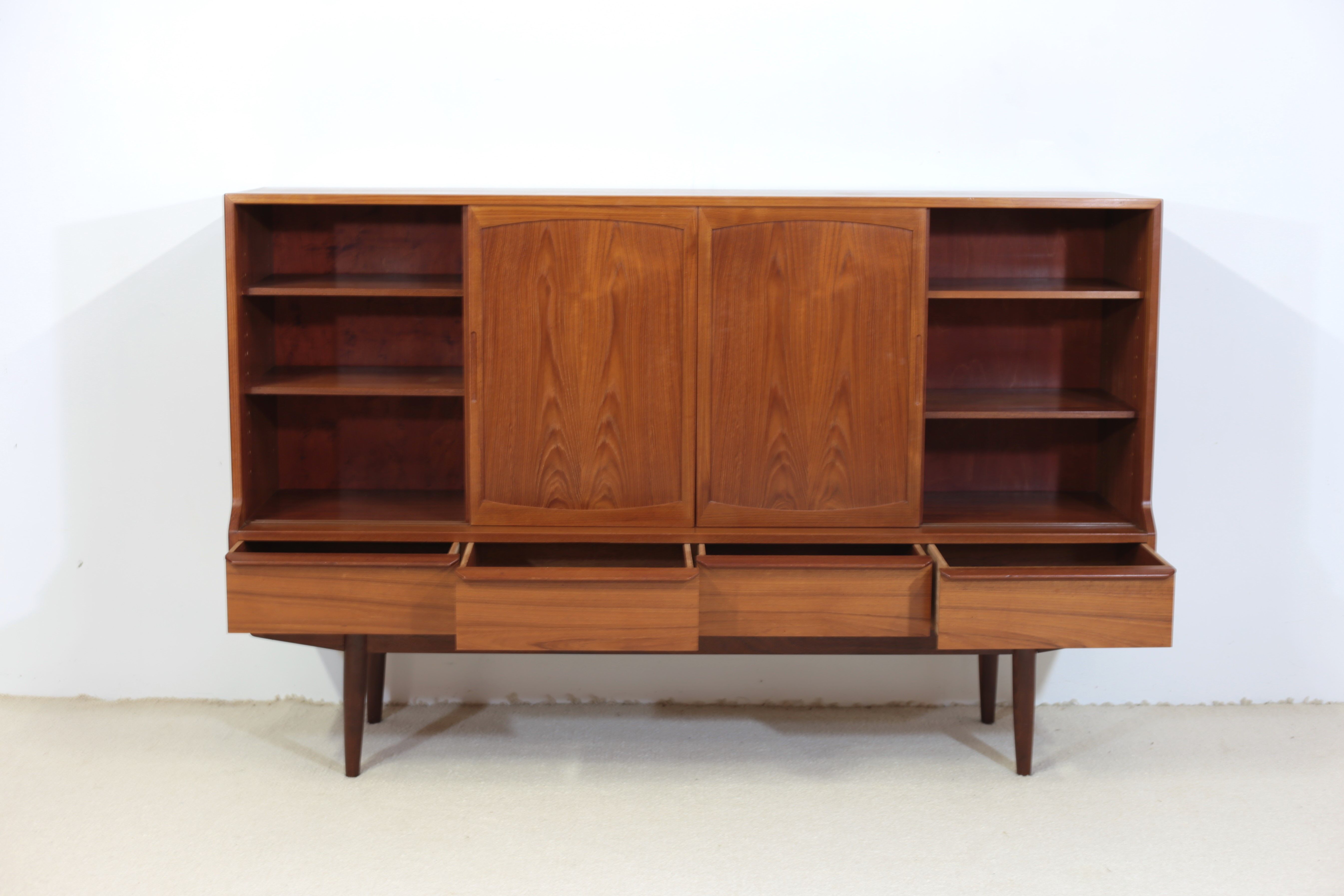 Henning Kjaernulf high sideboard