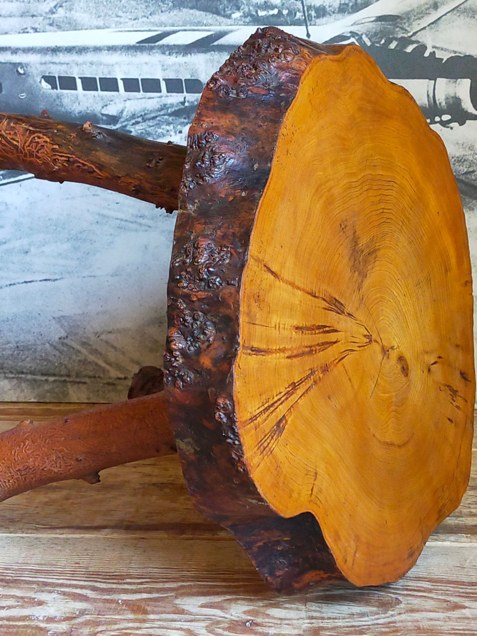 Table bout de canapé brutaliste en bois massif