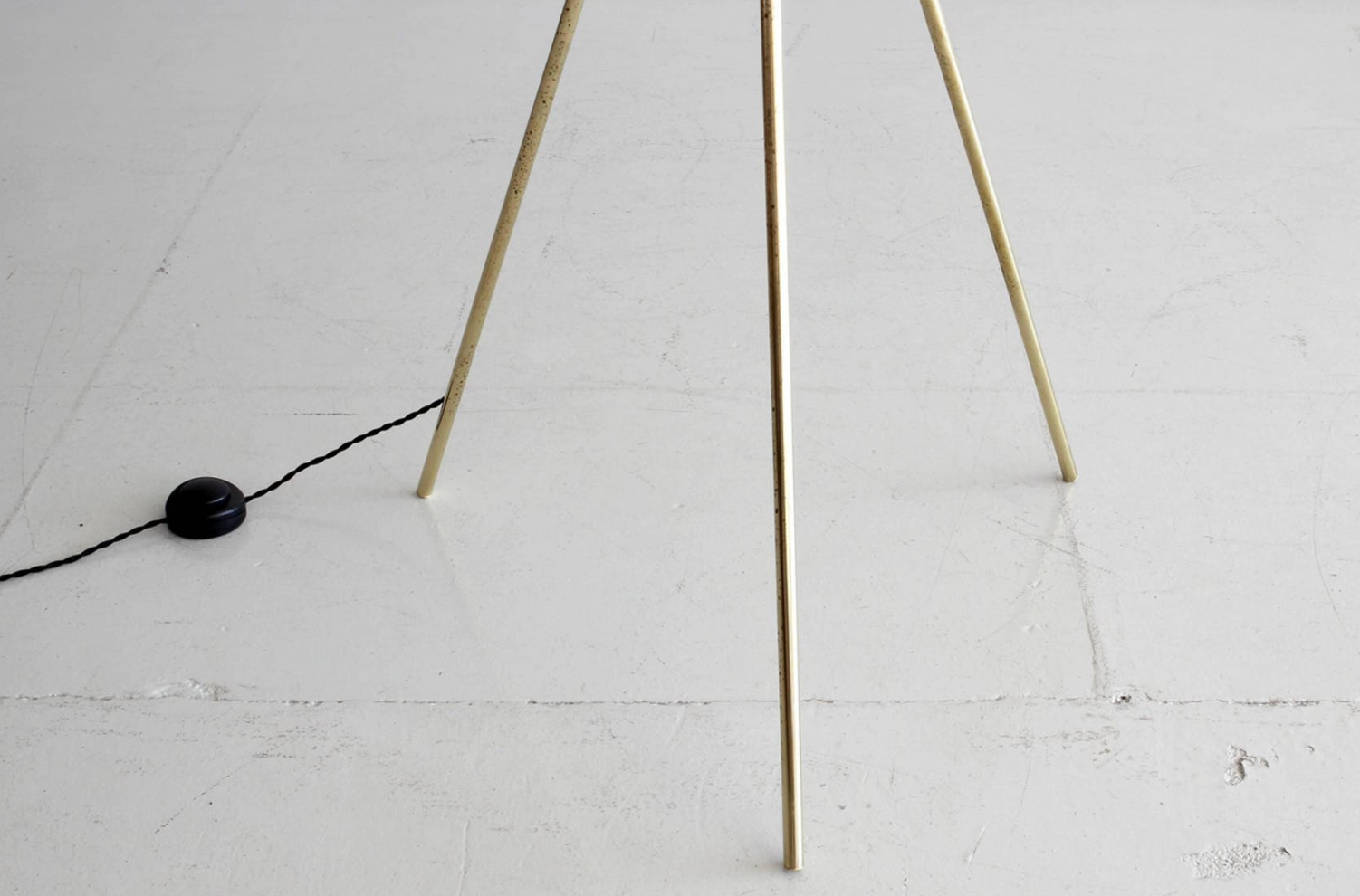 Tripod italian white lamppost