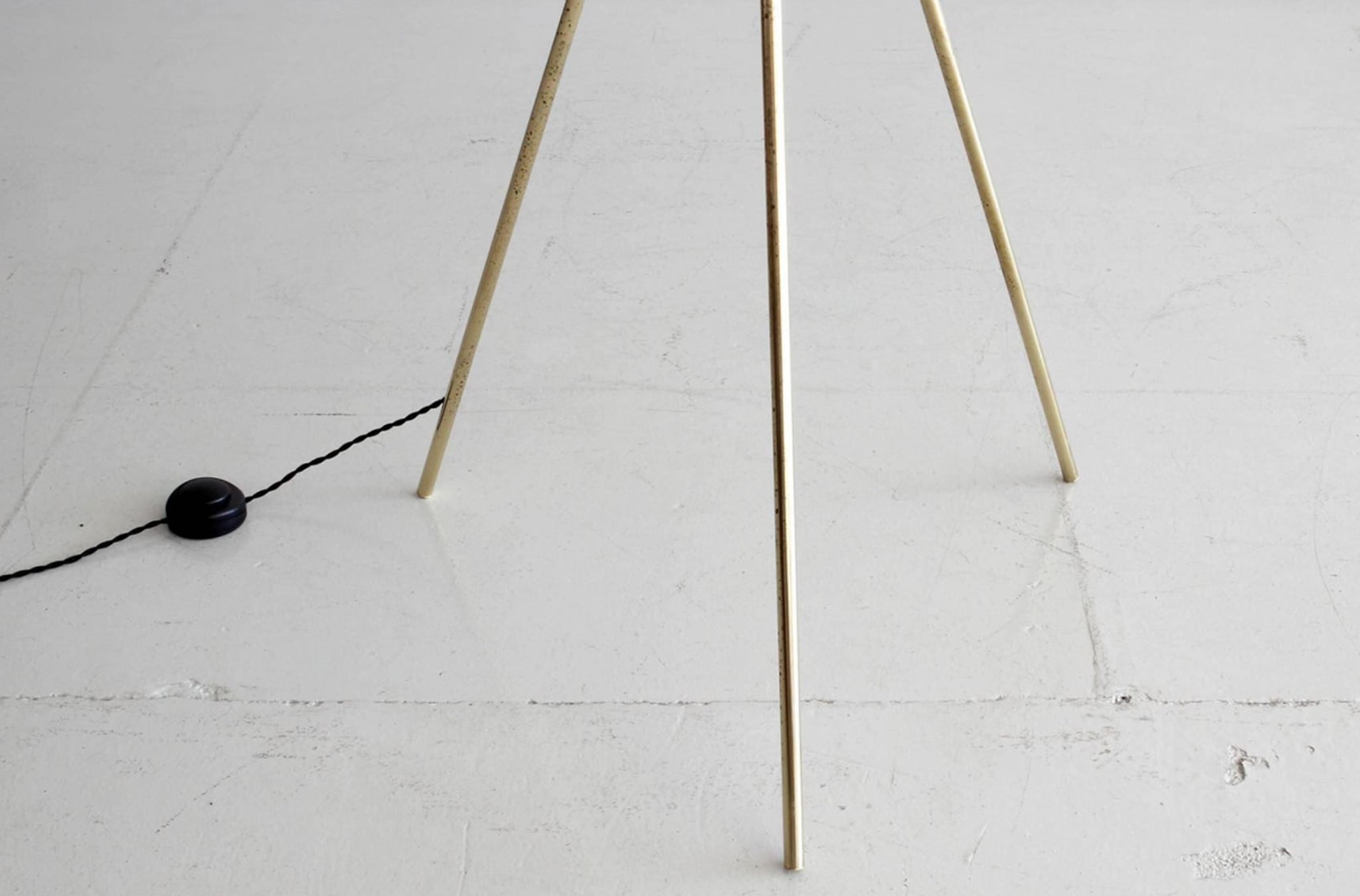 Tripod italian white lamppost