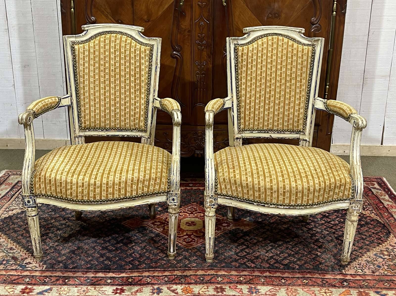 Paire de cabriolets d'époque Louis XVI en hêtre