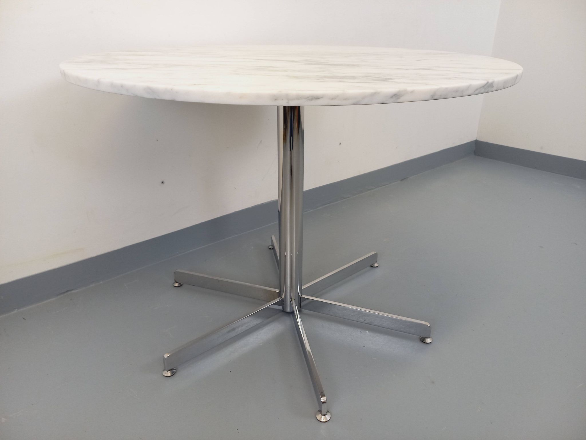 Vintage round dining table in white marble and chrome metal from the 1970s.