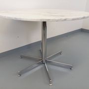 Vintage round dining table in white marble and chrome metal from the 1970s.