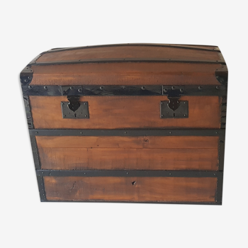 Curved travel trunk