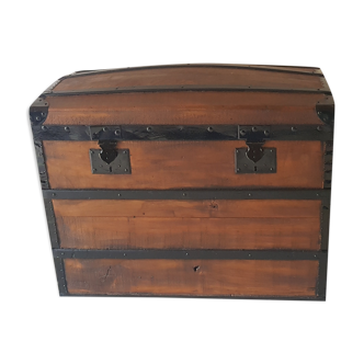 Curved travel trunk