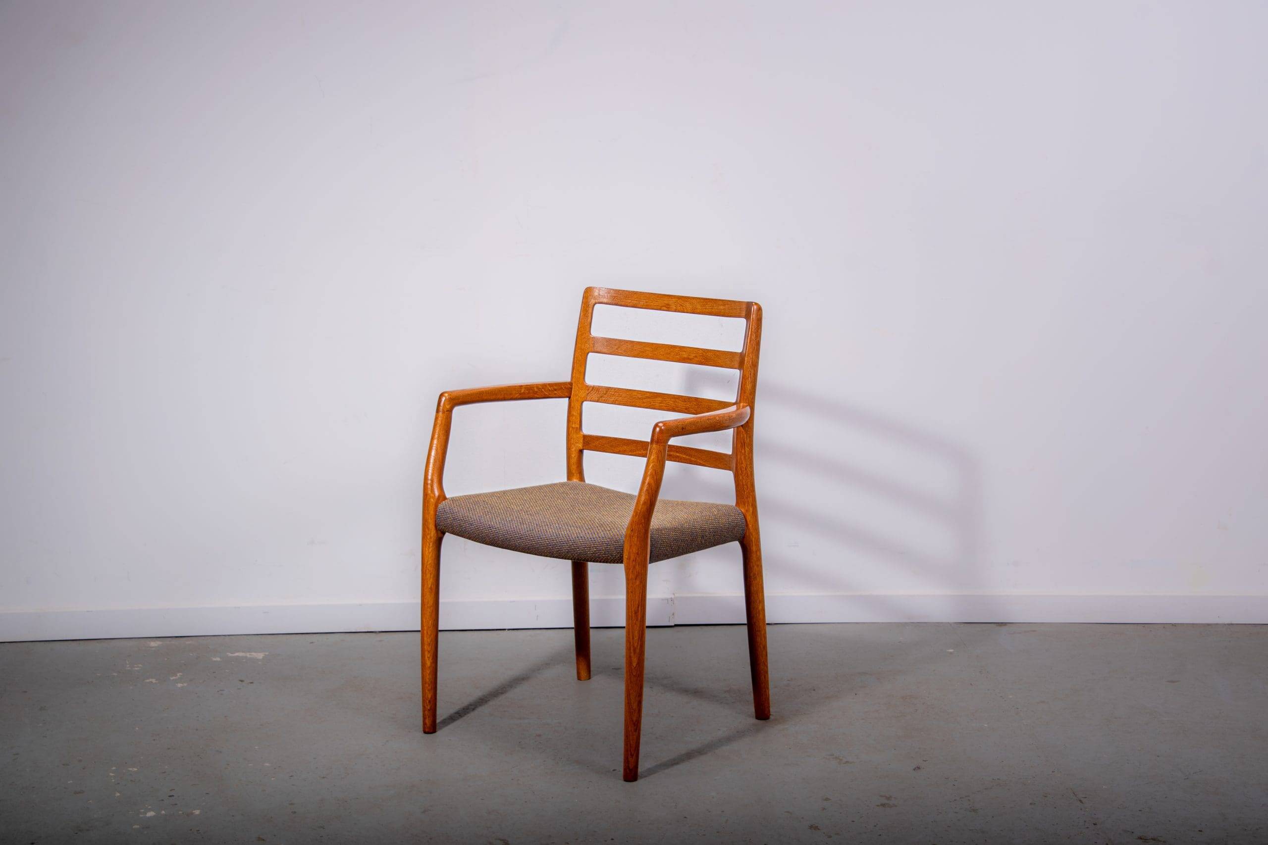 Fauteuils JL Moller modèle 68 en chêne avec tissu d'origine. Fabriqués au Danemark vers 1990.