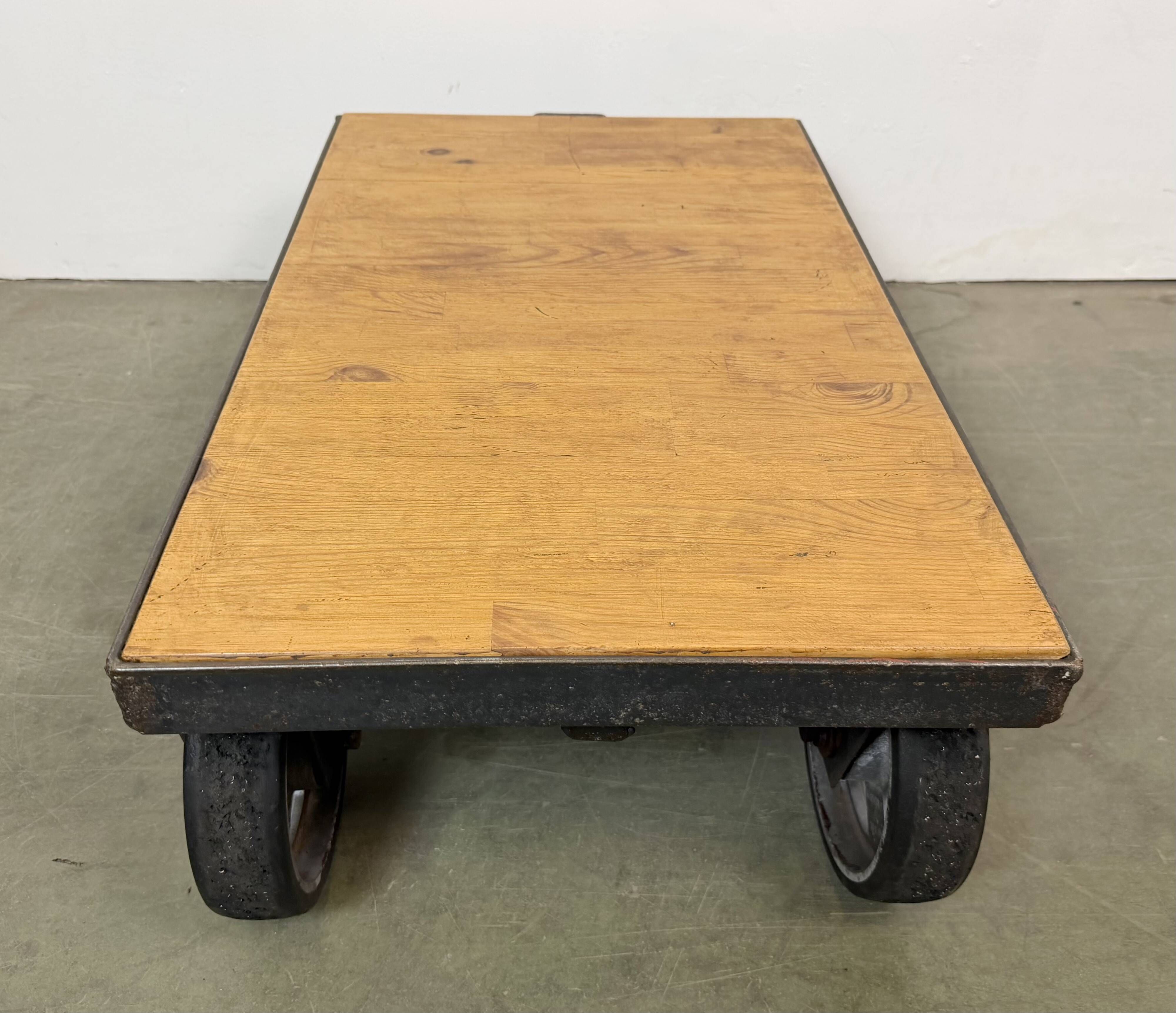 Table basse industrielle noire sur roulettes, années 1960