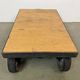 Table basse industrielle noire sur roulettes, années 1960