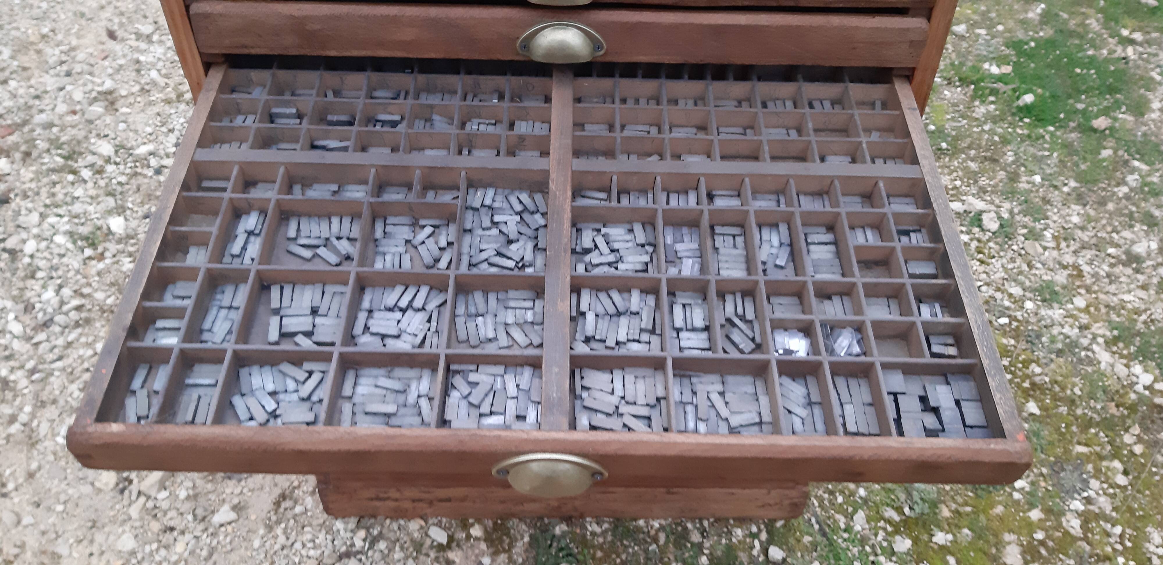 Printing cabinet 16 drawers with these lead letters