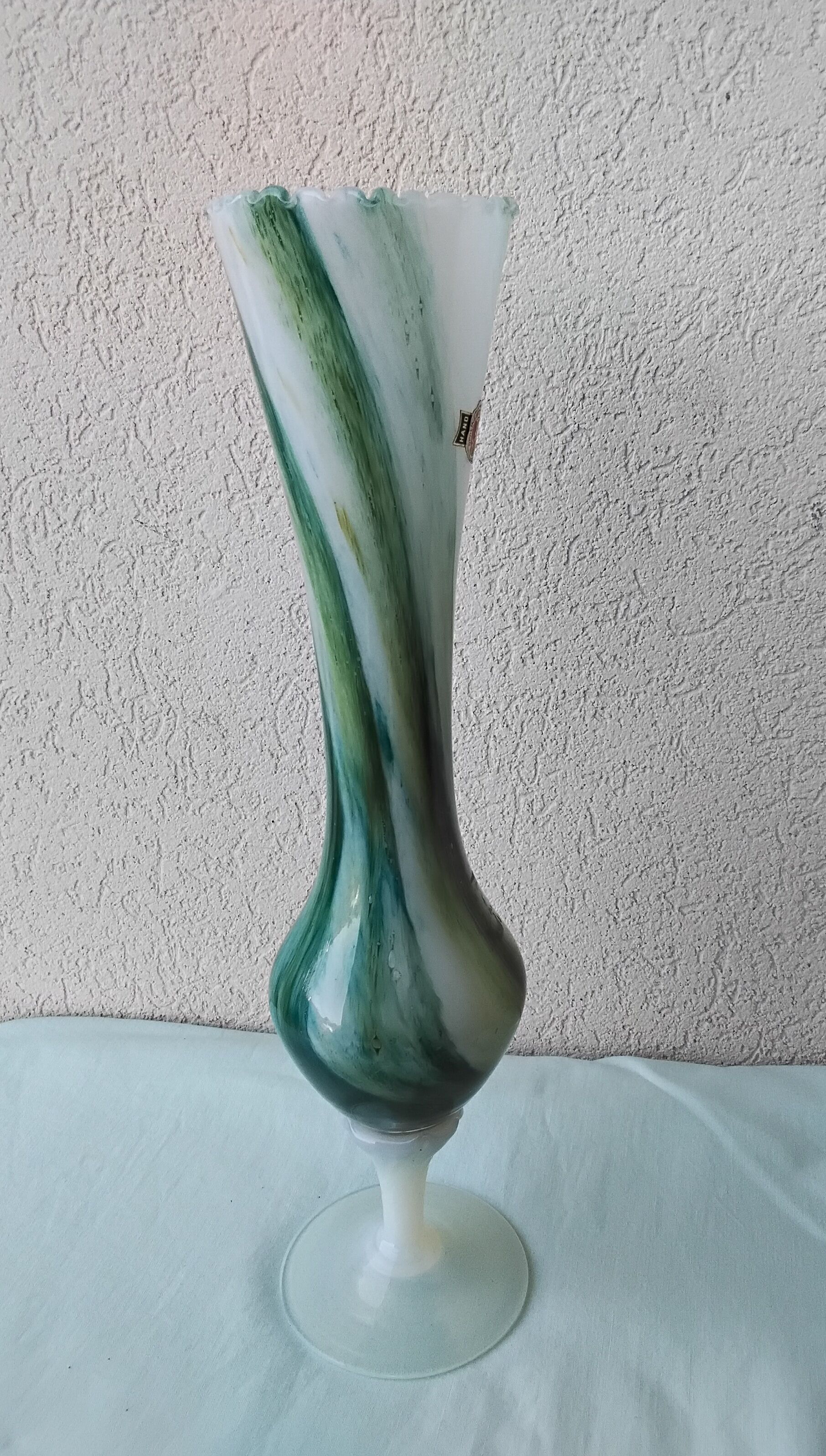 Footed vase in Italian opaline.