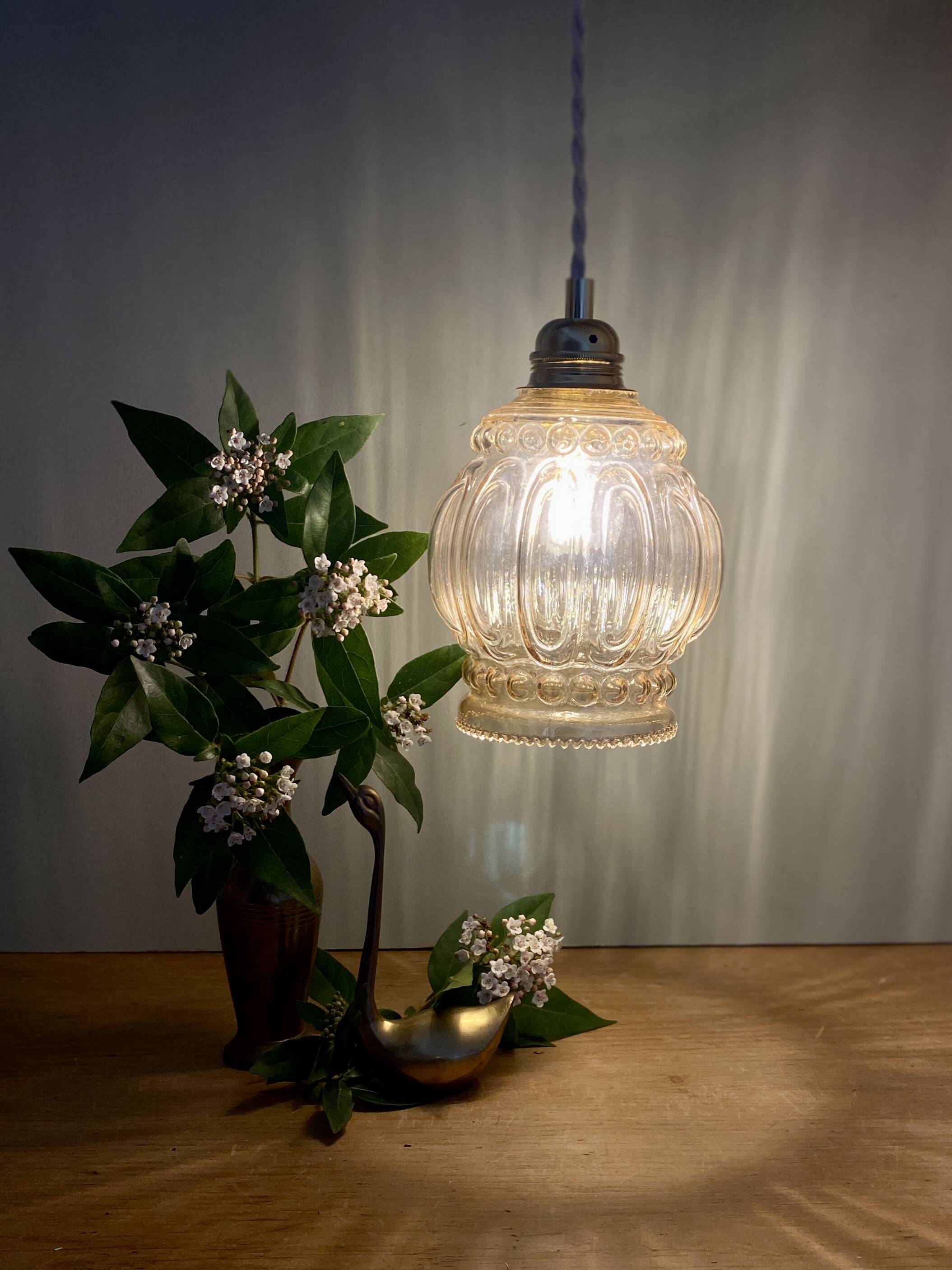 Suspension globe vintage en verre ambré bullé