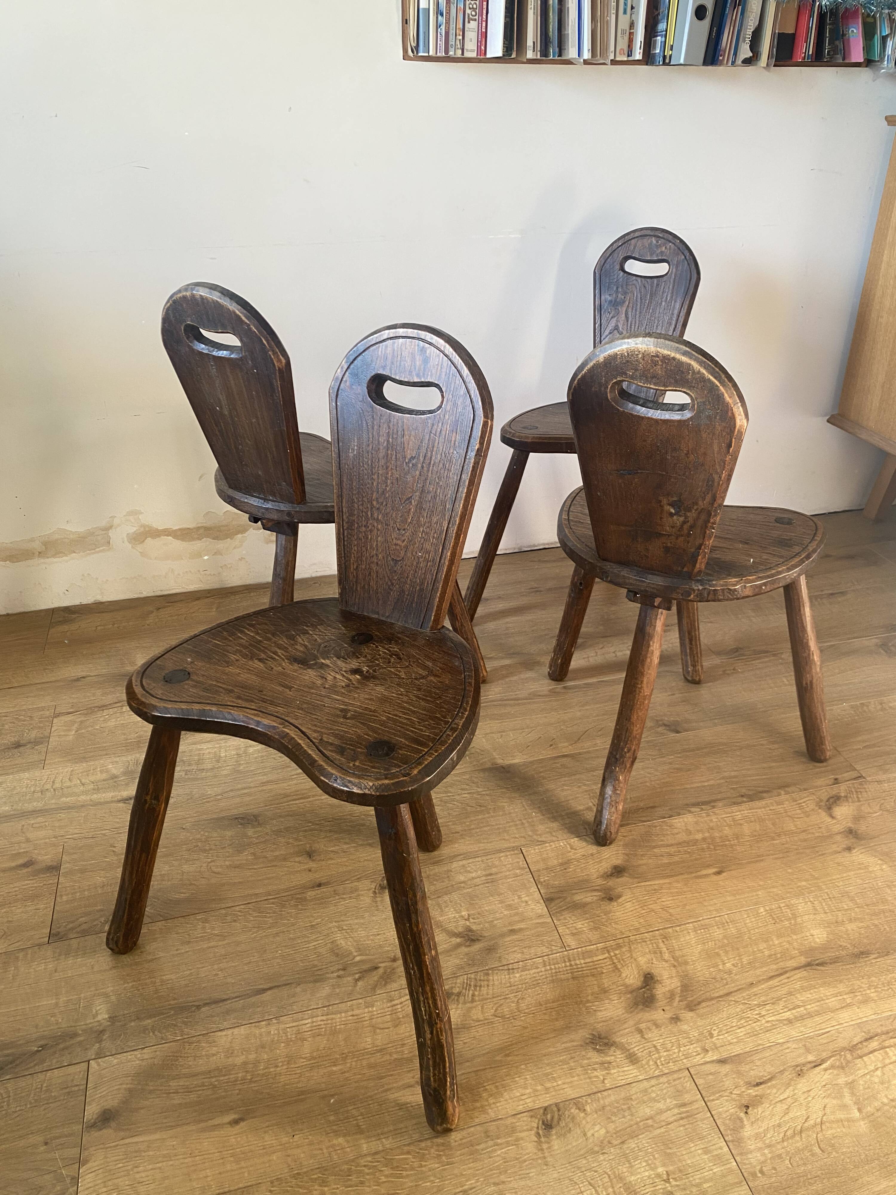 4 chaises tripode de ferme brutalistes