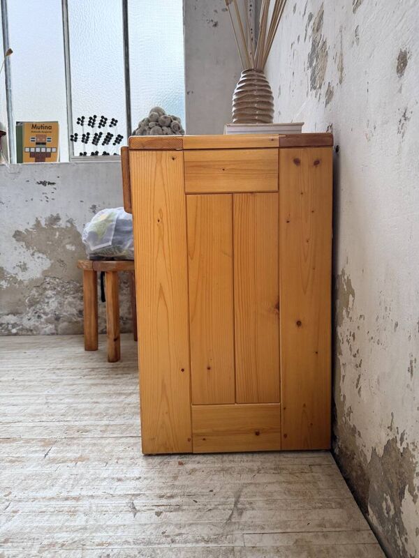 Chevet sélectionné par Charlotte Perriand pour Les Arcs