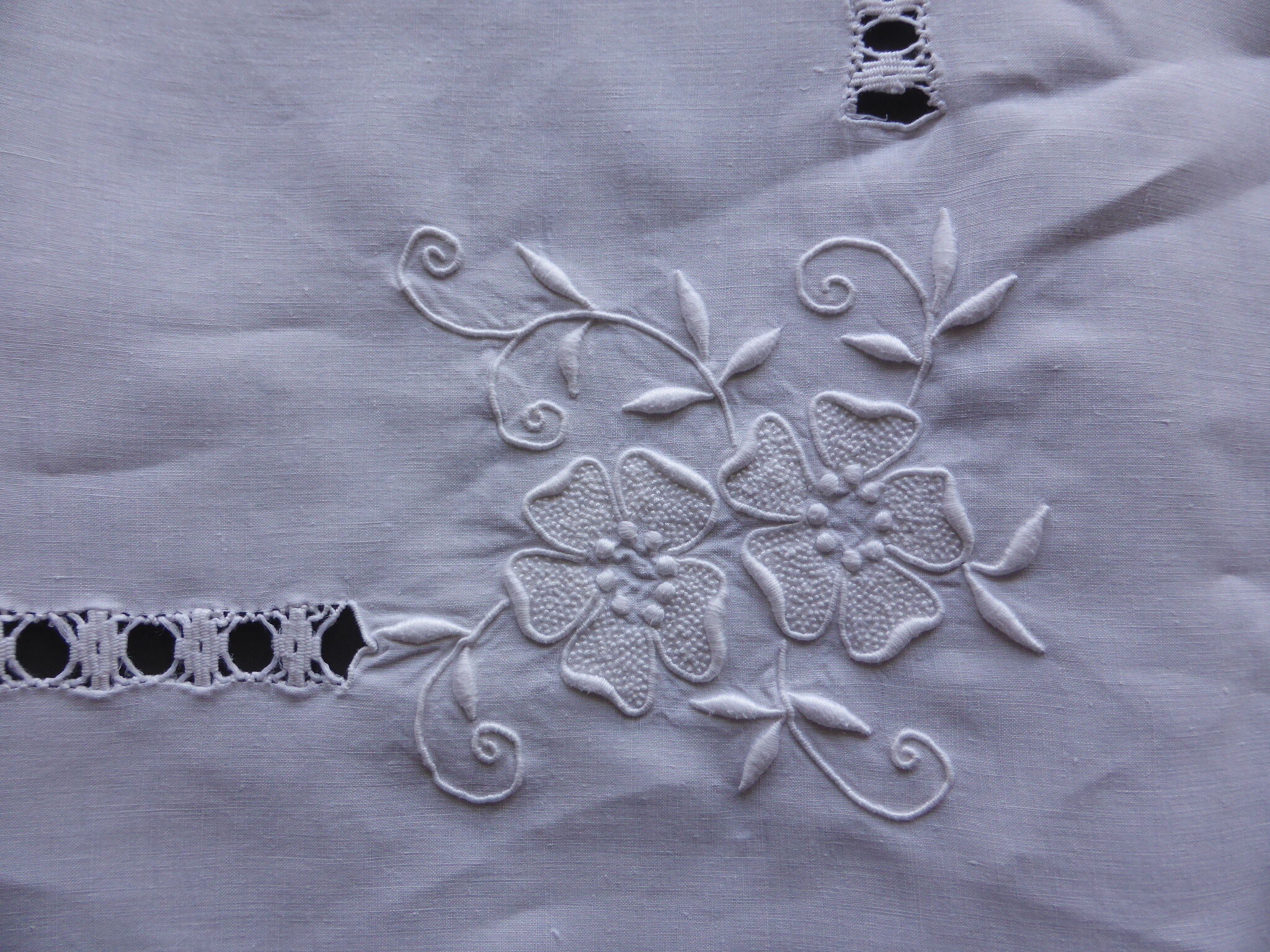 Antique sheet in white linen thread embroidered with the monogram CG+flowers+days with return-234x360cm
