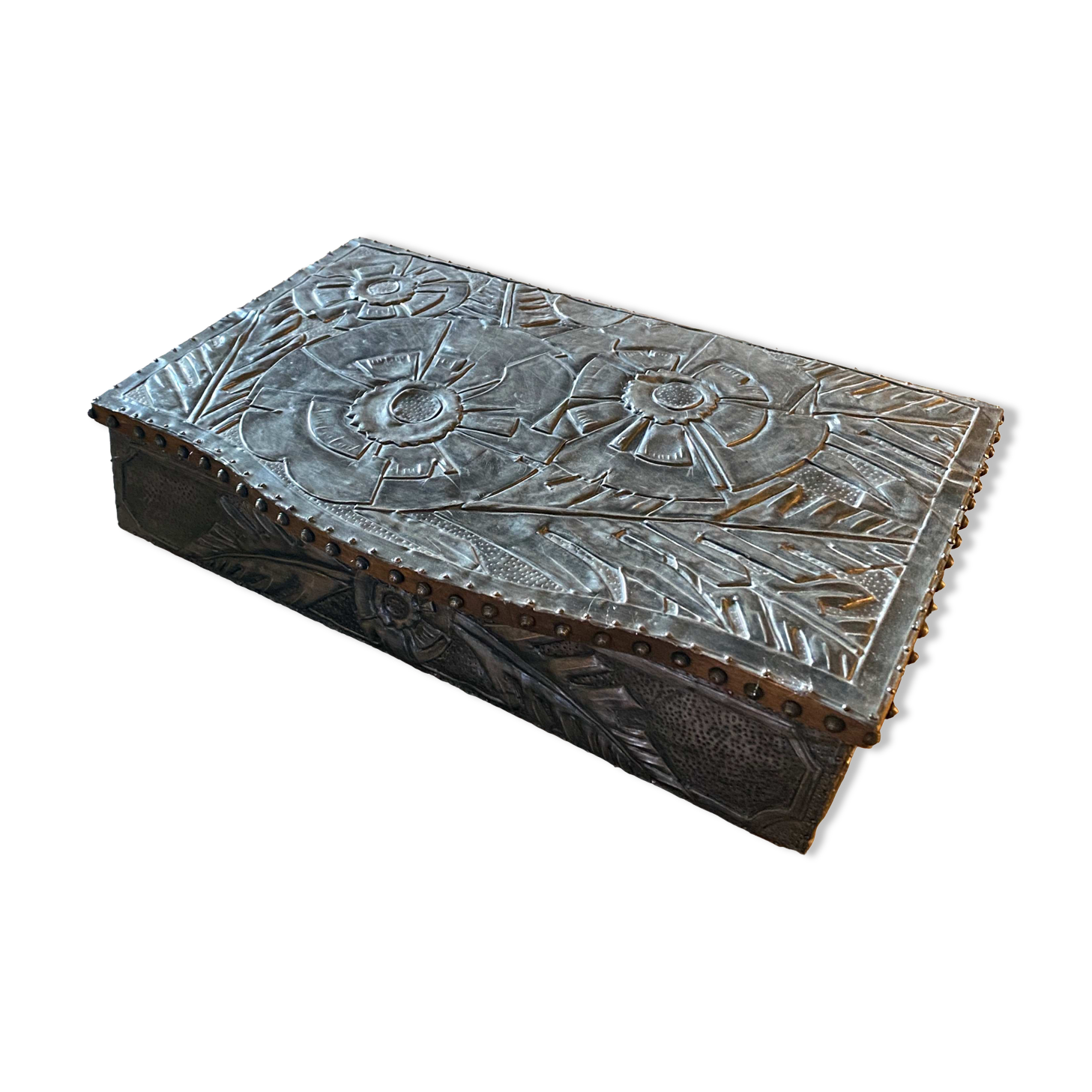 Art Deco box box (circa 1930) in zinc repoussé with Floral motifs