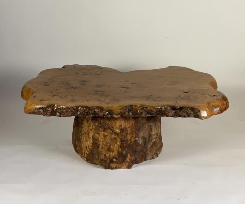 Salon table in racine vernie