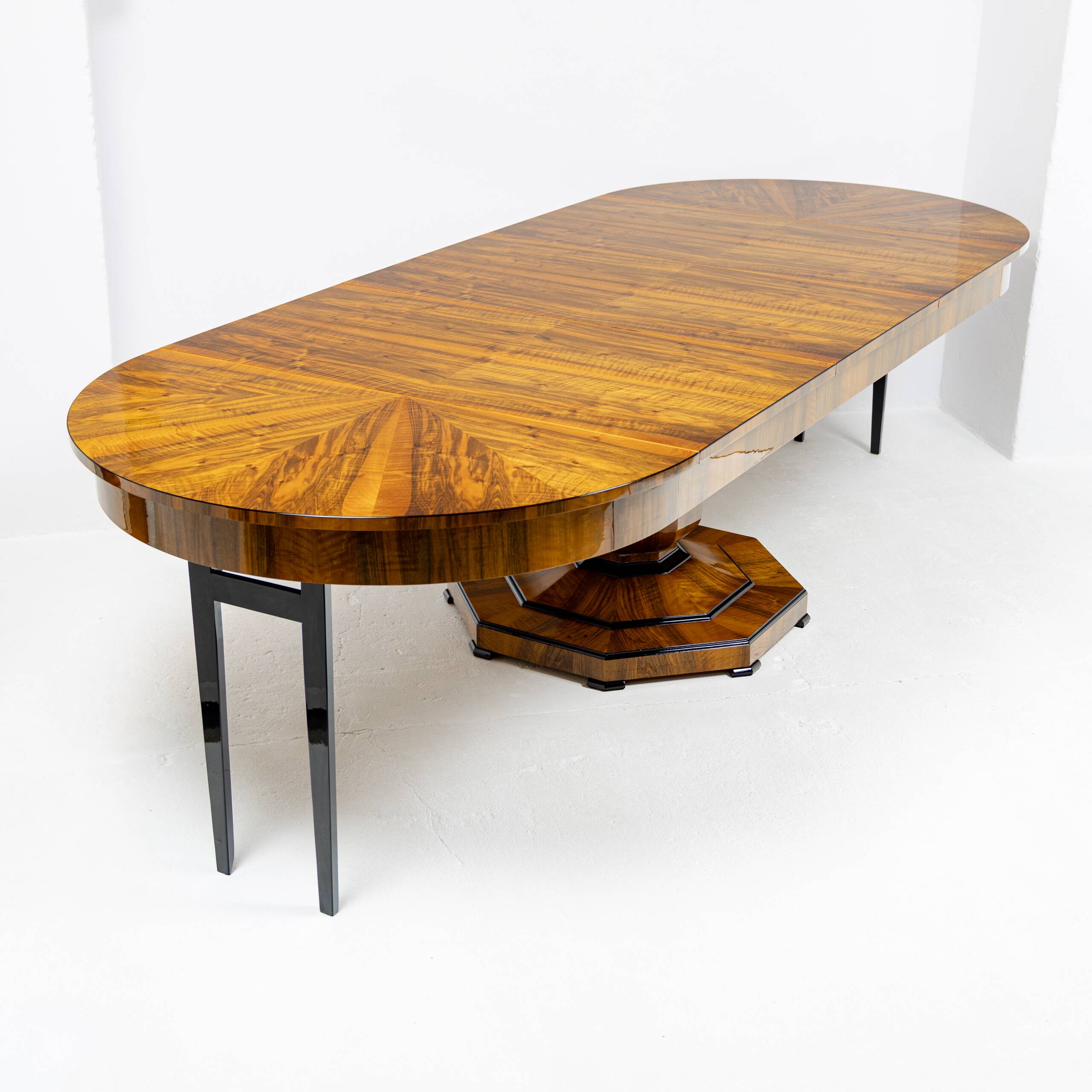 Extendable Biedermeier walnut round table - 1920-1939