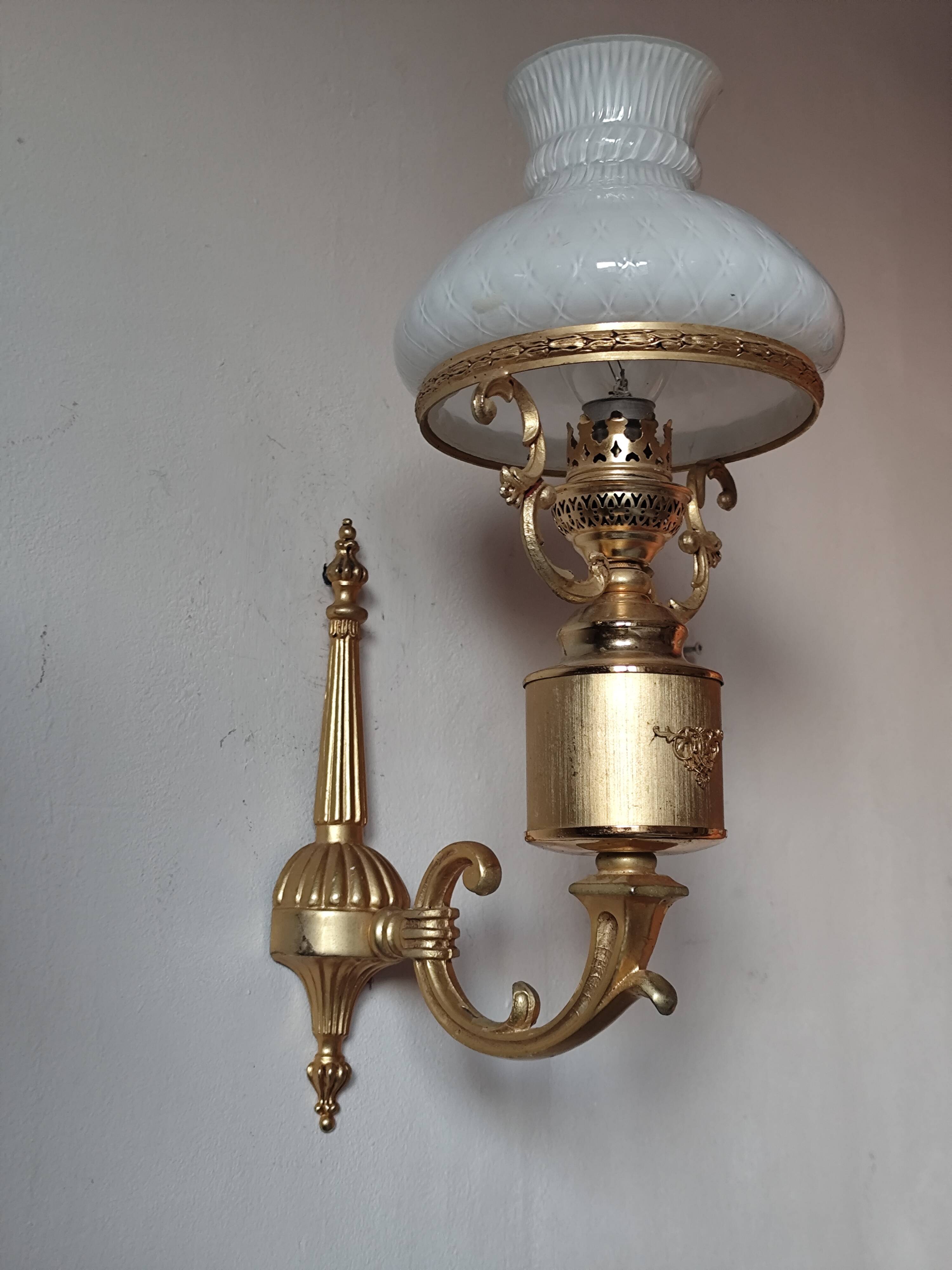 Wall lamp in brass and white opal.