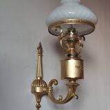 Wall lamp in brass and white opal.