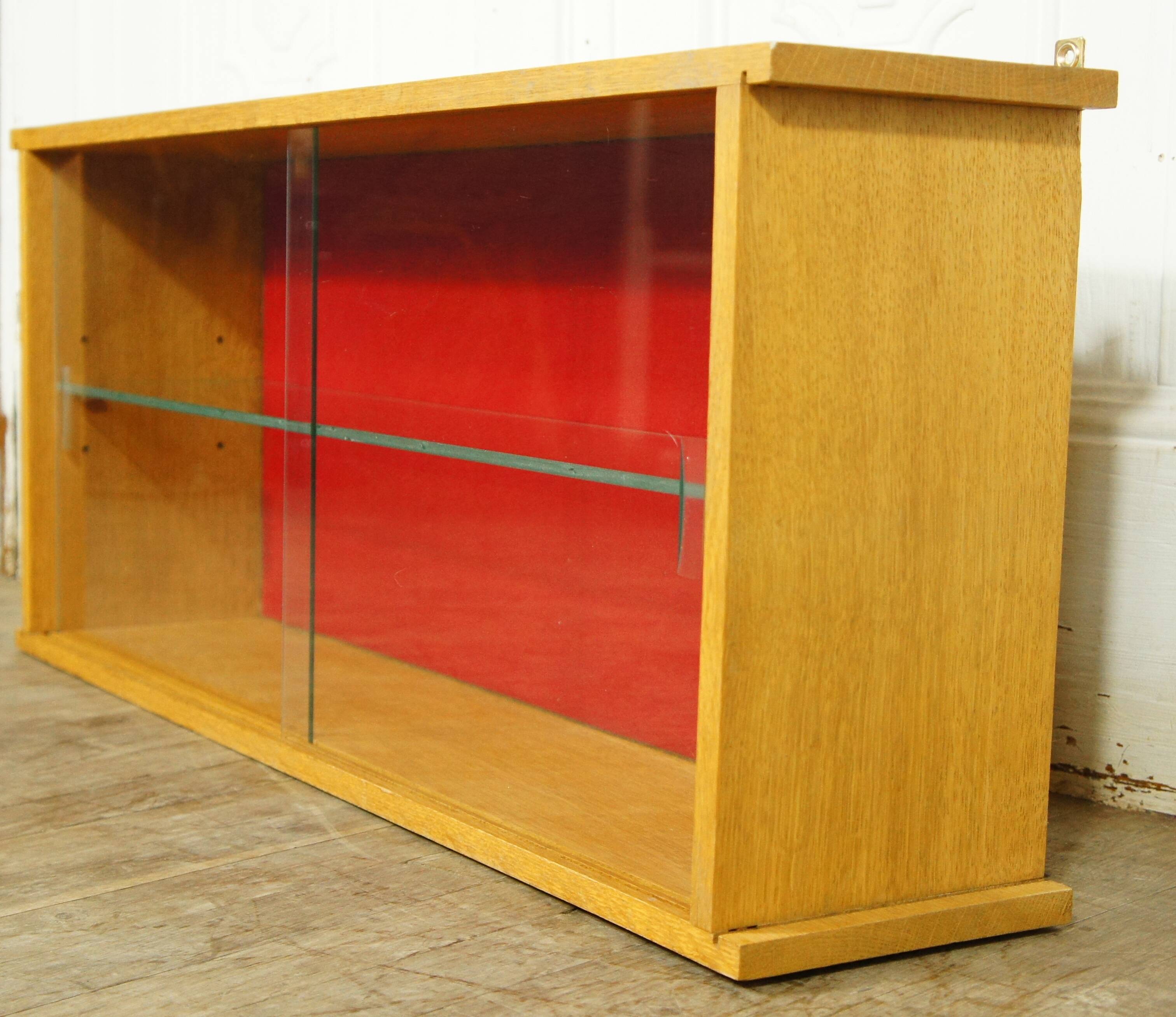 Wall display case in gilded oak 1960