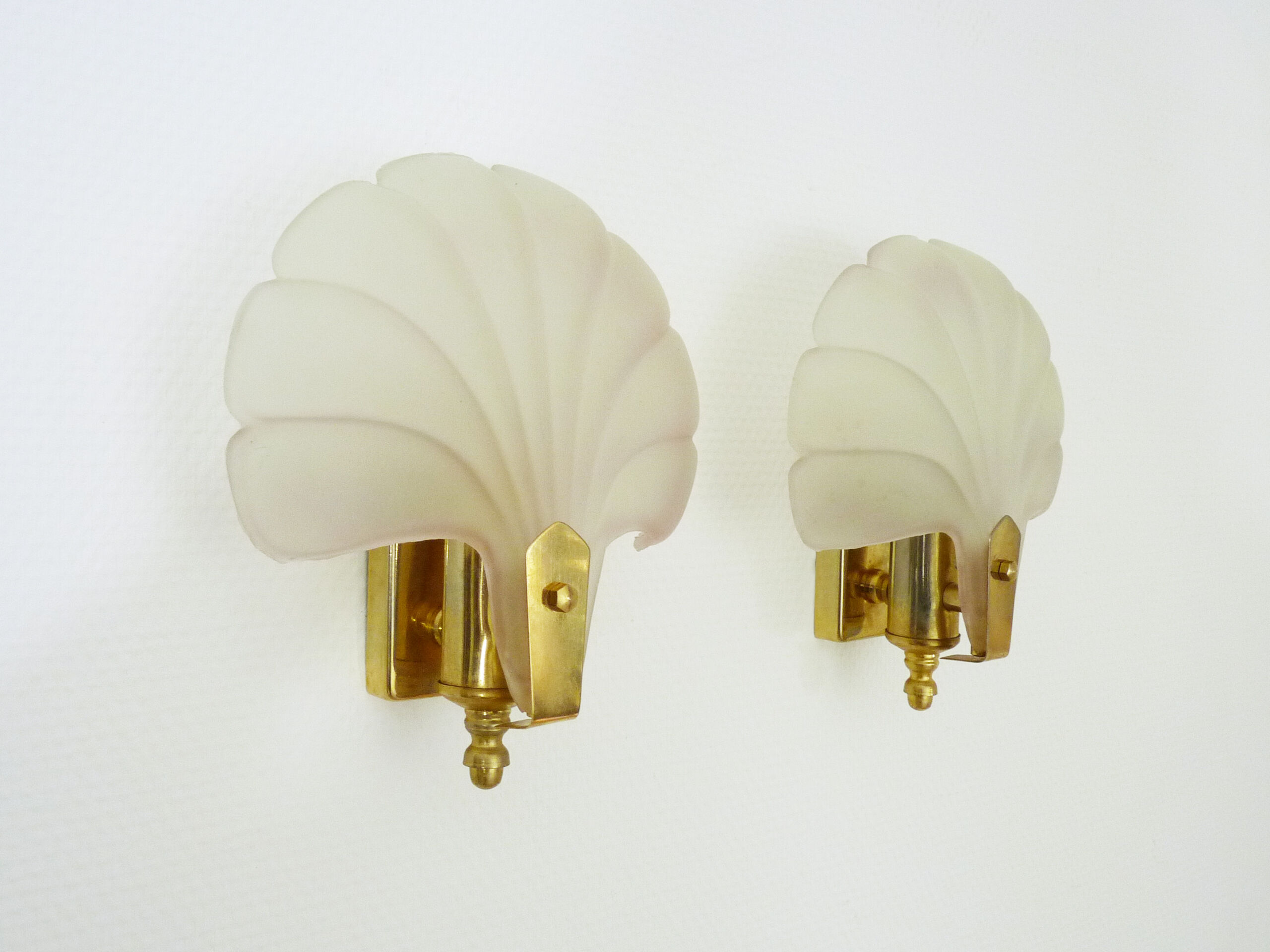 Paire d'appliques murales coquillage en verre grivré, métal doré et laiton des années 70