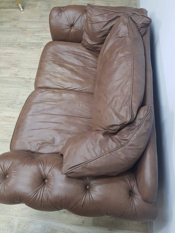 Canapé Chesterfield du milieu du siècle, cuir naturel