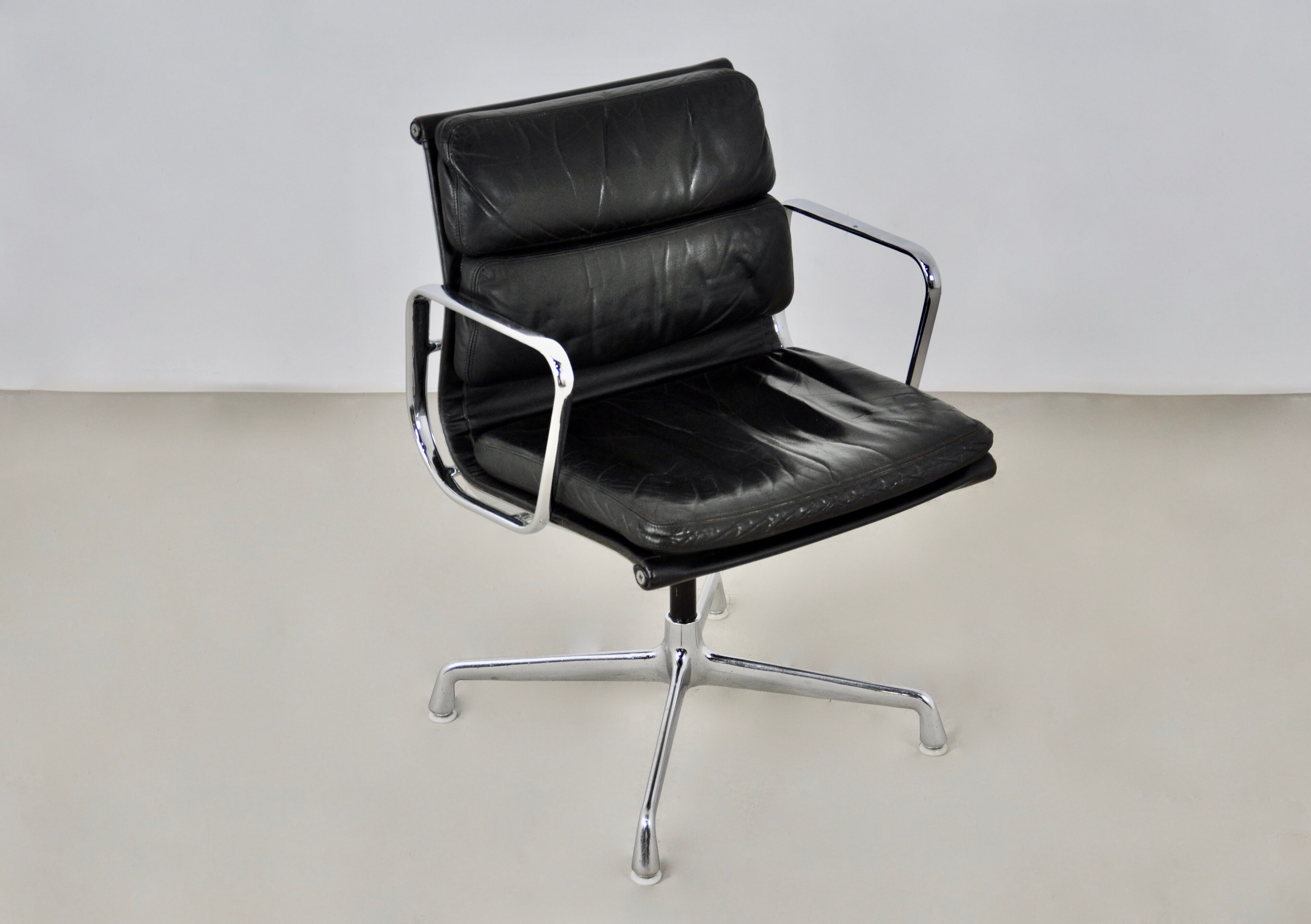 Black leather chair by Charles & Ray Eames for Herman Miller, 1970