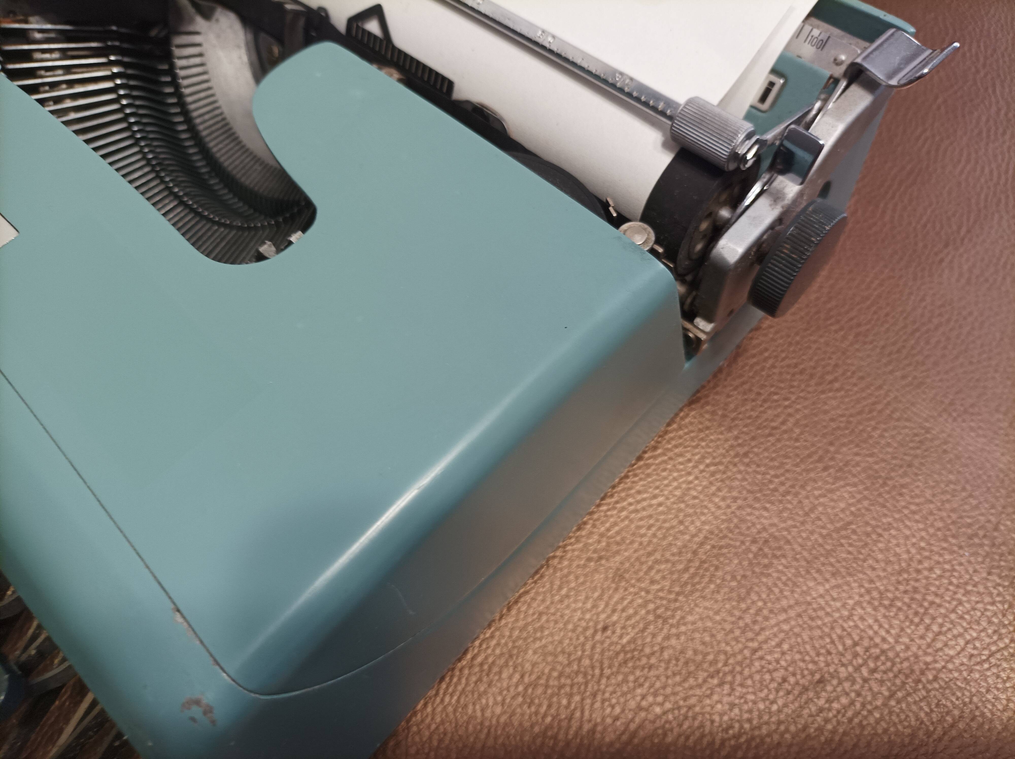 Olivetti lettera 32 typewriter