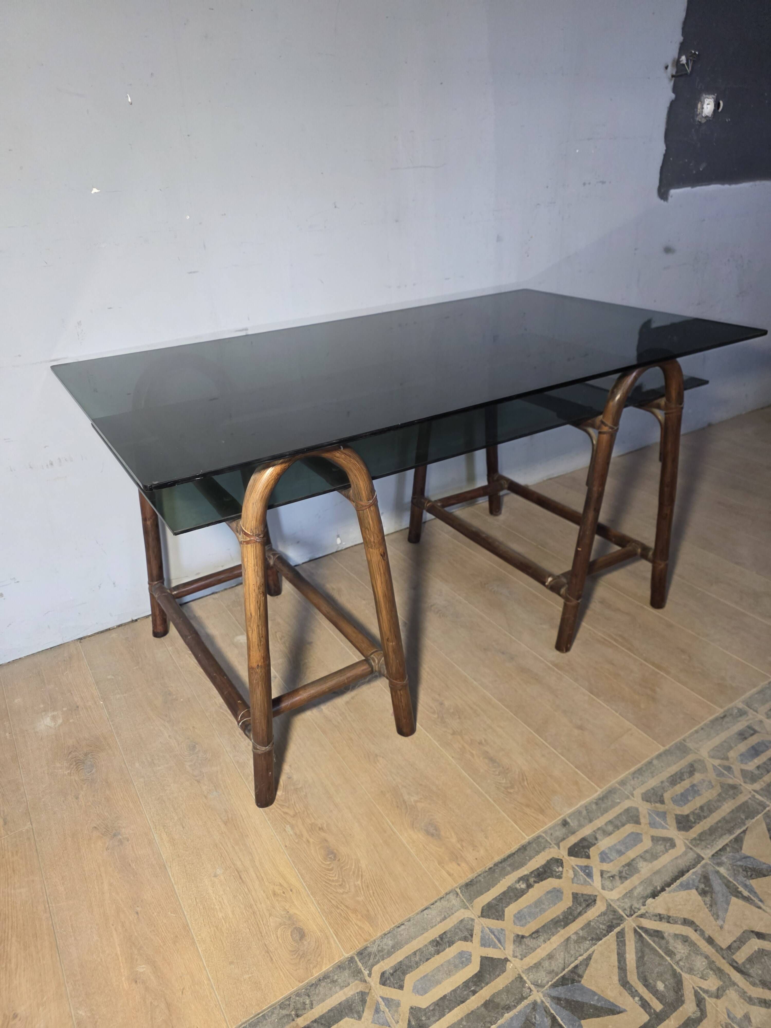 Bureau en rotin double plateau en verre fumé, années 70.