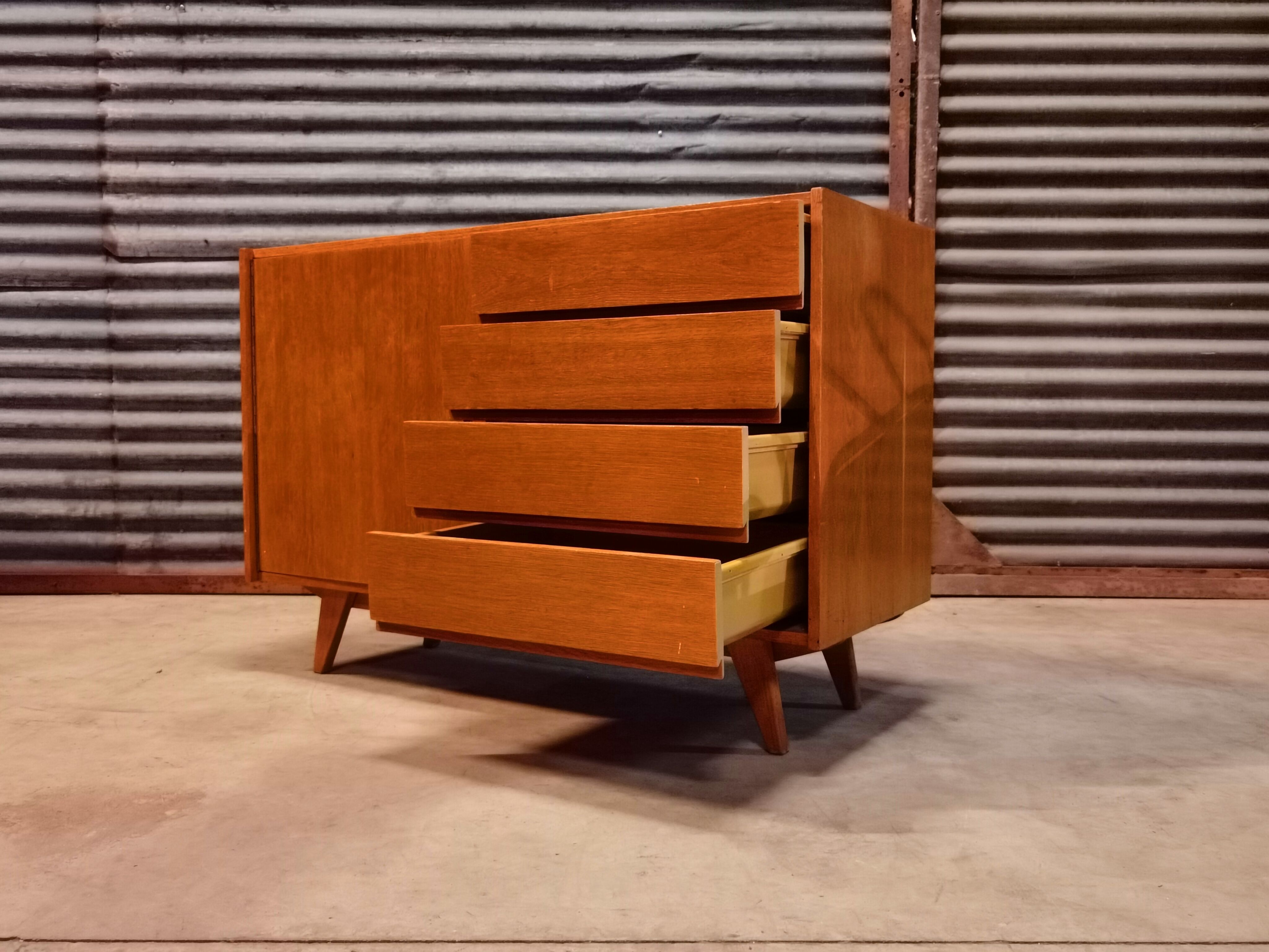 Buffet U 458 par Jiri Jiroutek pour Interier Praha 1960