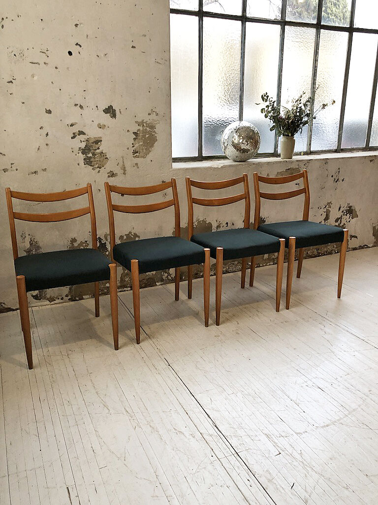 Set 4 green Scandinavian chairs