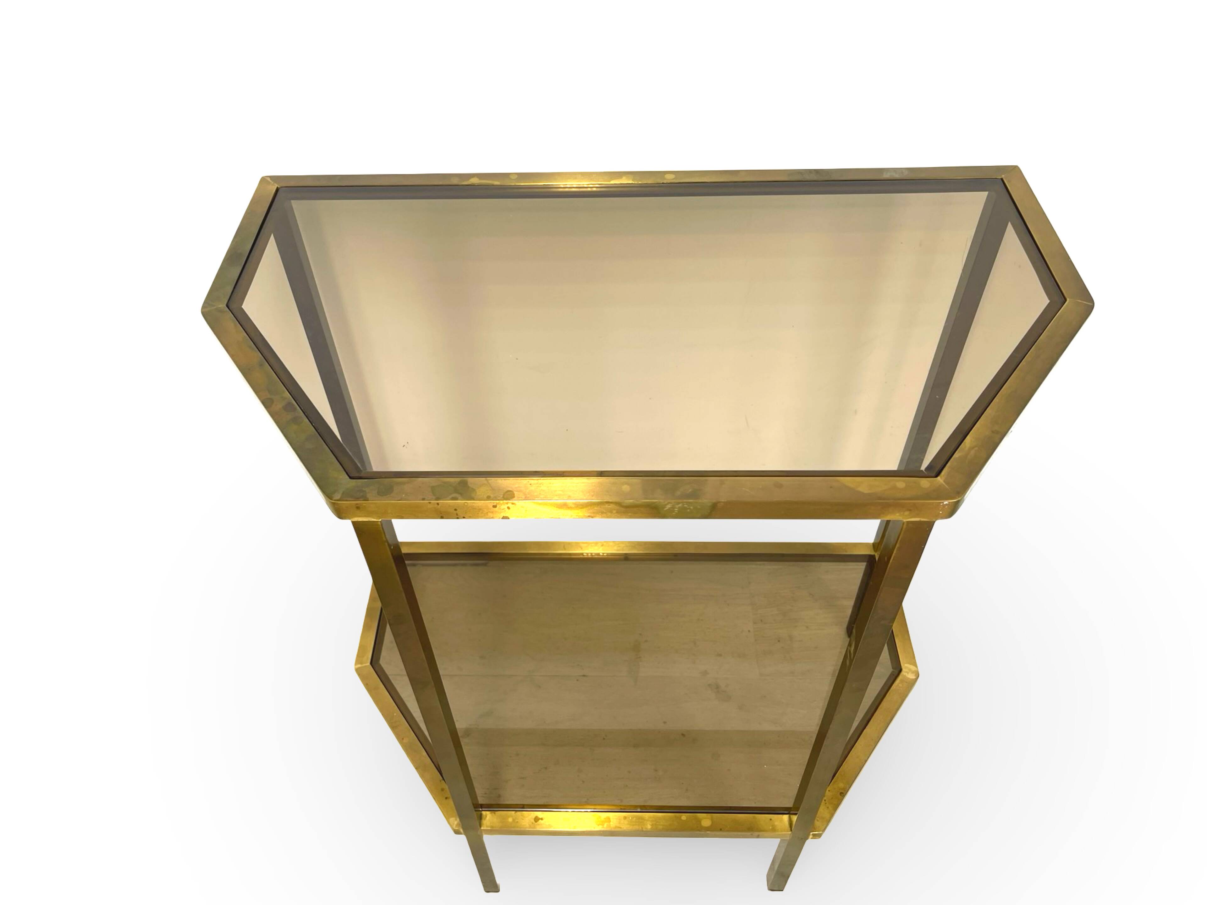 Table d'appoint italienne demi-hexagonale en laiton des années 1970.