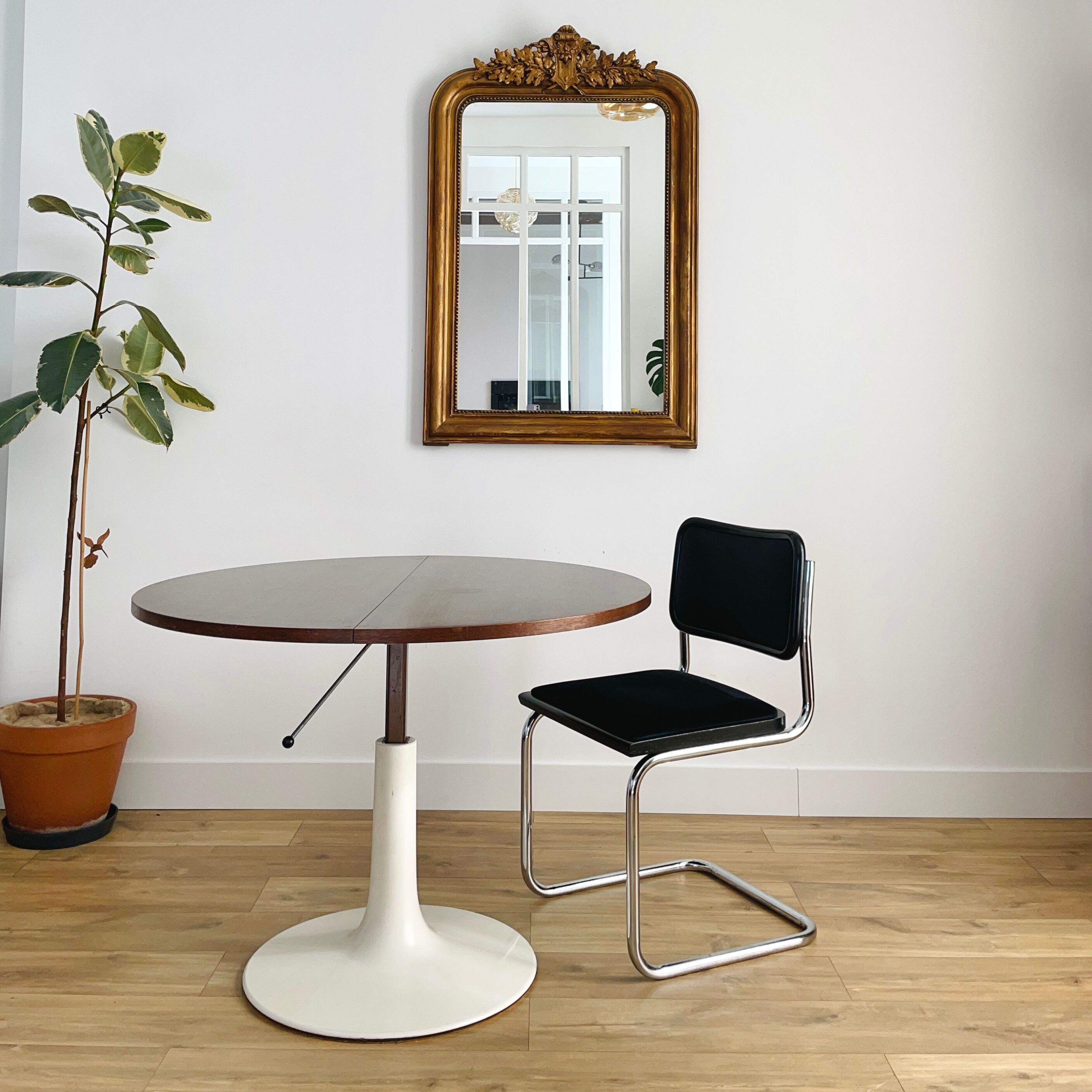 Adjustable tulip foot table