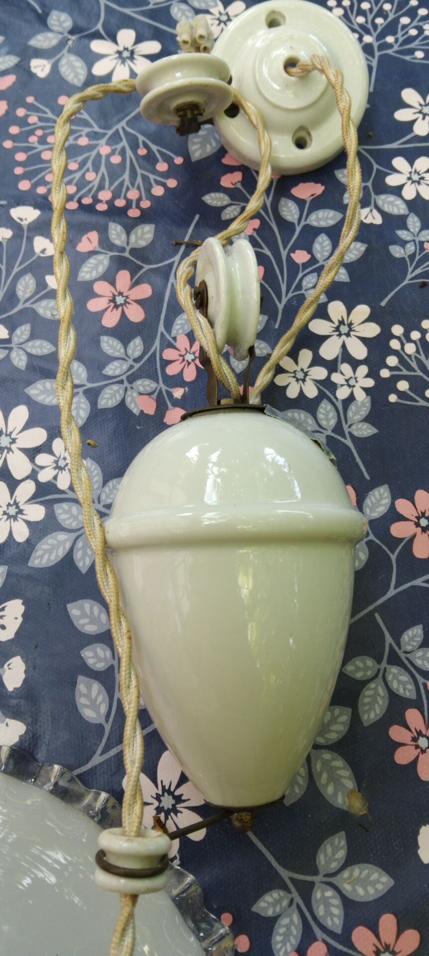 Vintage suspension, raised and lowered opaline porcelain.