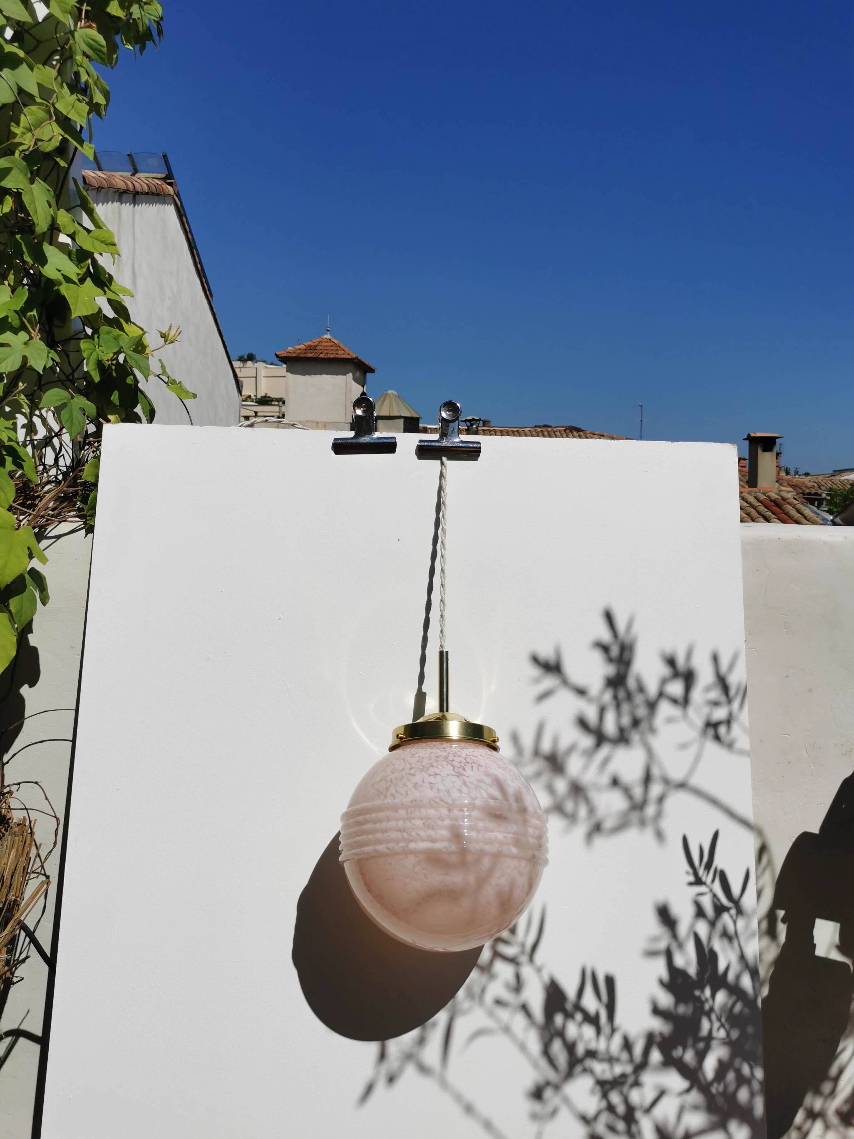 Suspension glass of pale pink clicy