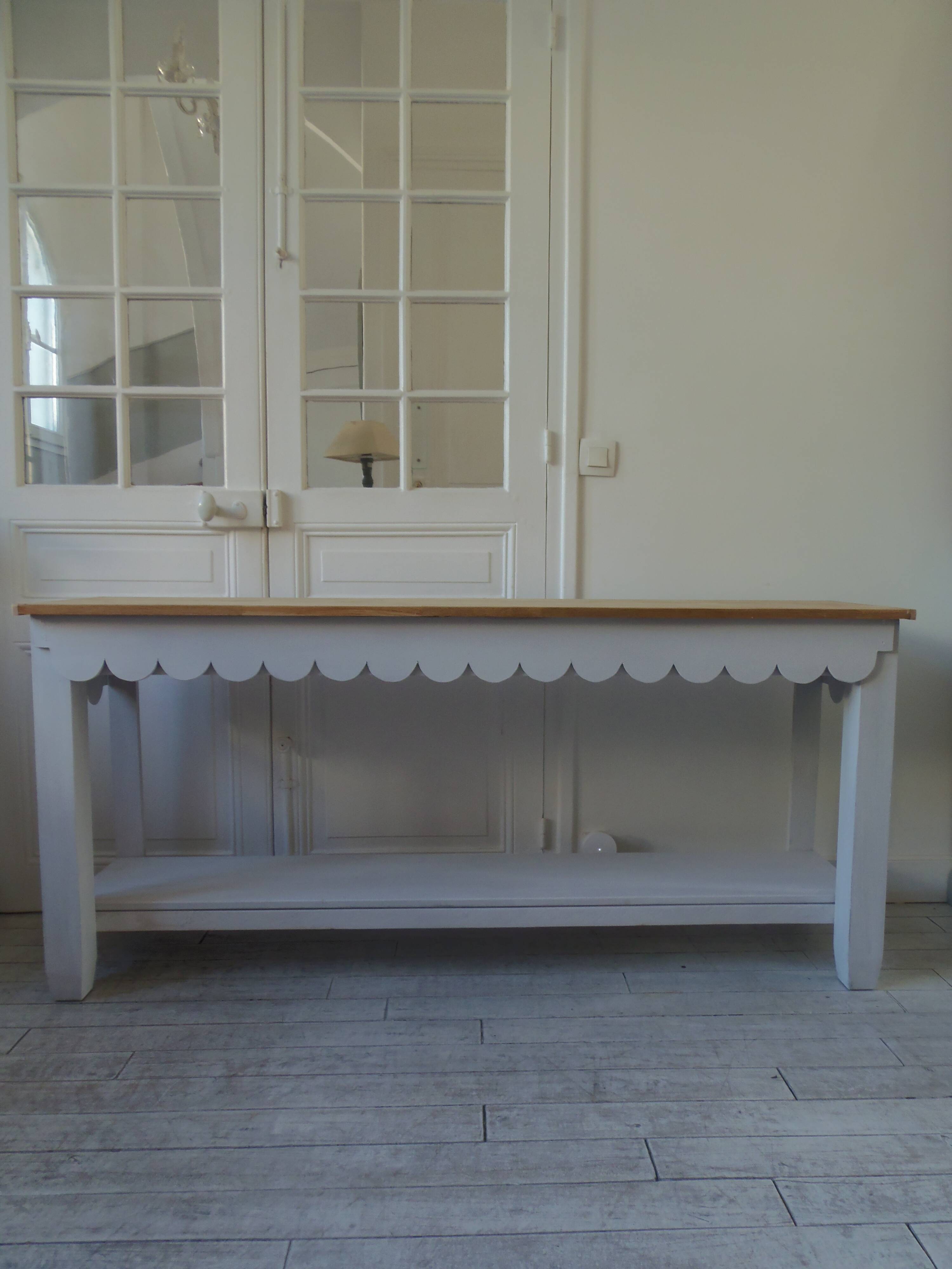 Console au piètement patiné gris perle, plateau chêne.