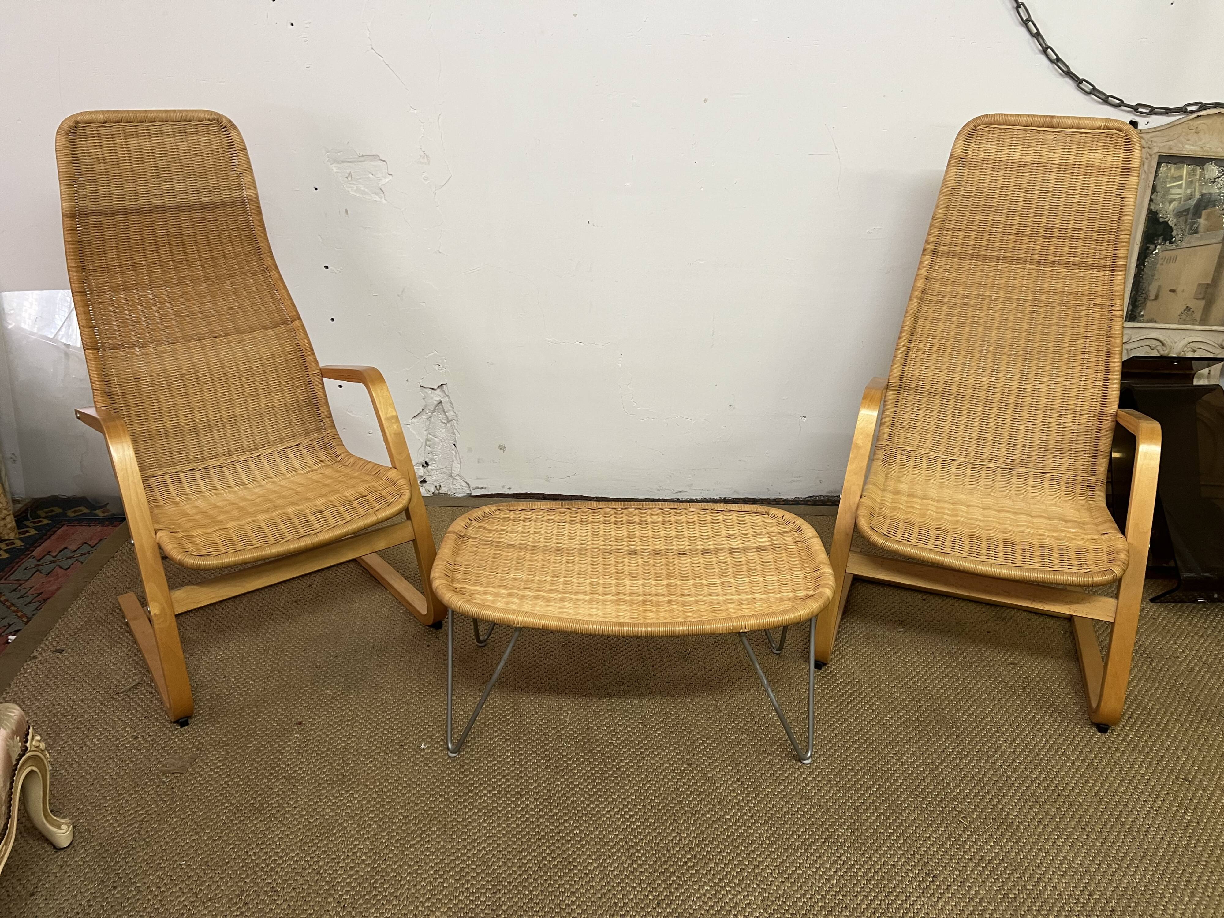 Superbe Ensemble Chaises et petite table en Osier