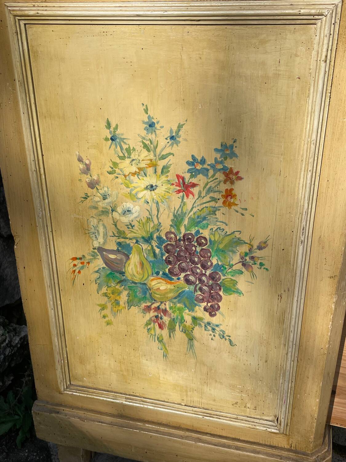 Commode en bois peint a décor de fleurs