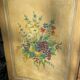 Commode en bois peint a décor de fleurs
