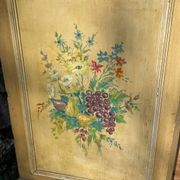 Commode en bois peint a décor de fleurs