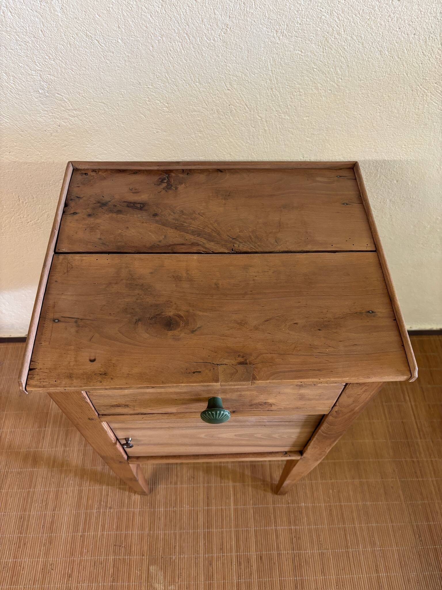 Table de chevet en bois brut rénovée