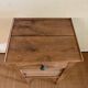 Table de chevet en bois brut rénovée