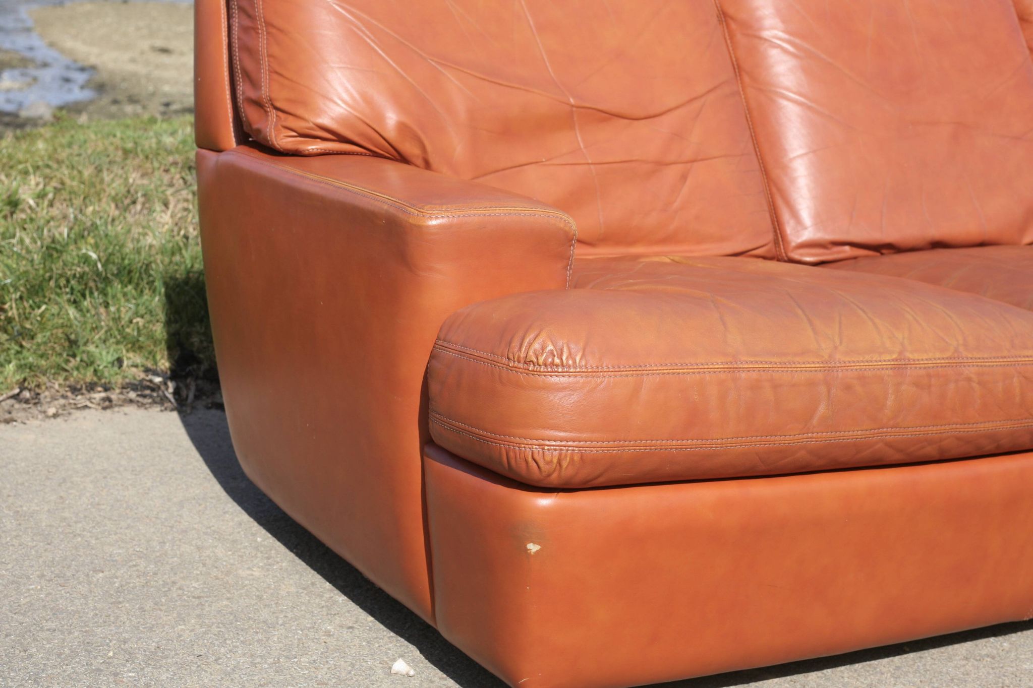 Canapé "space age". Cuir fauve. Circa 1970